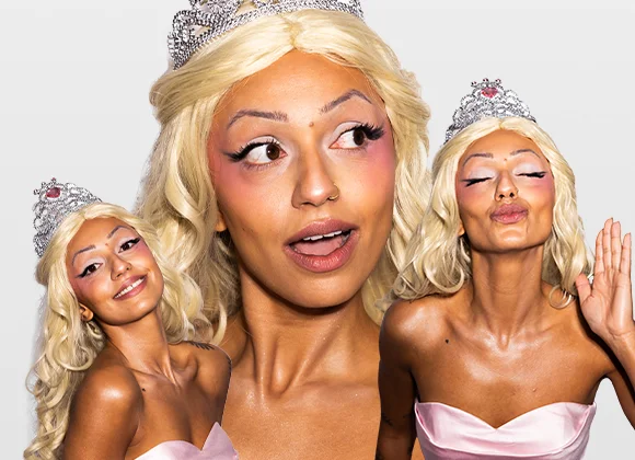 Bilden visar samma person med blont hår och en tiara, klädd i en rosa klänning, i tre olika poser och vinklar. Personen står mot en vit bakgrund.