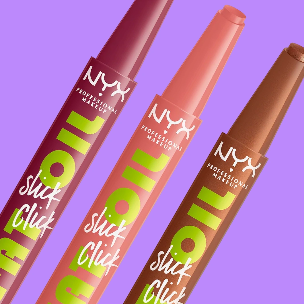 Tre NYX Professional Makeup läpprodukter i vinröd, korallrosa och brun nyans mot lila bakgrund. På förpackningarna syns texten ”NYX PROFESSIONAL MAKEUP” och ”Slick Click”.