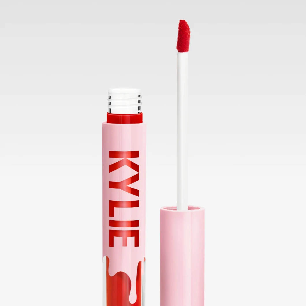 Bilde som viser en rosa tube med Kylie Jenner lipgloss med applikator. Bakgrunnen er hvit.