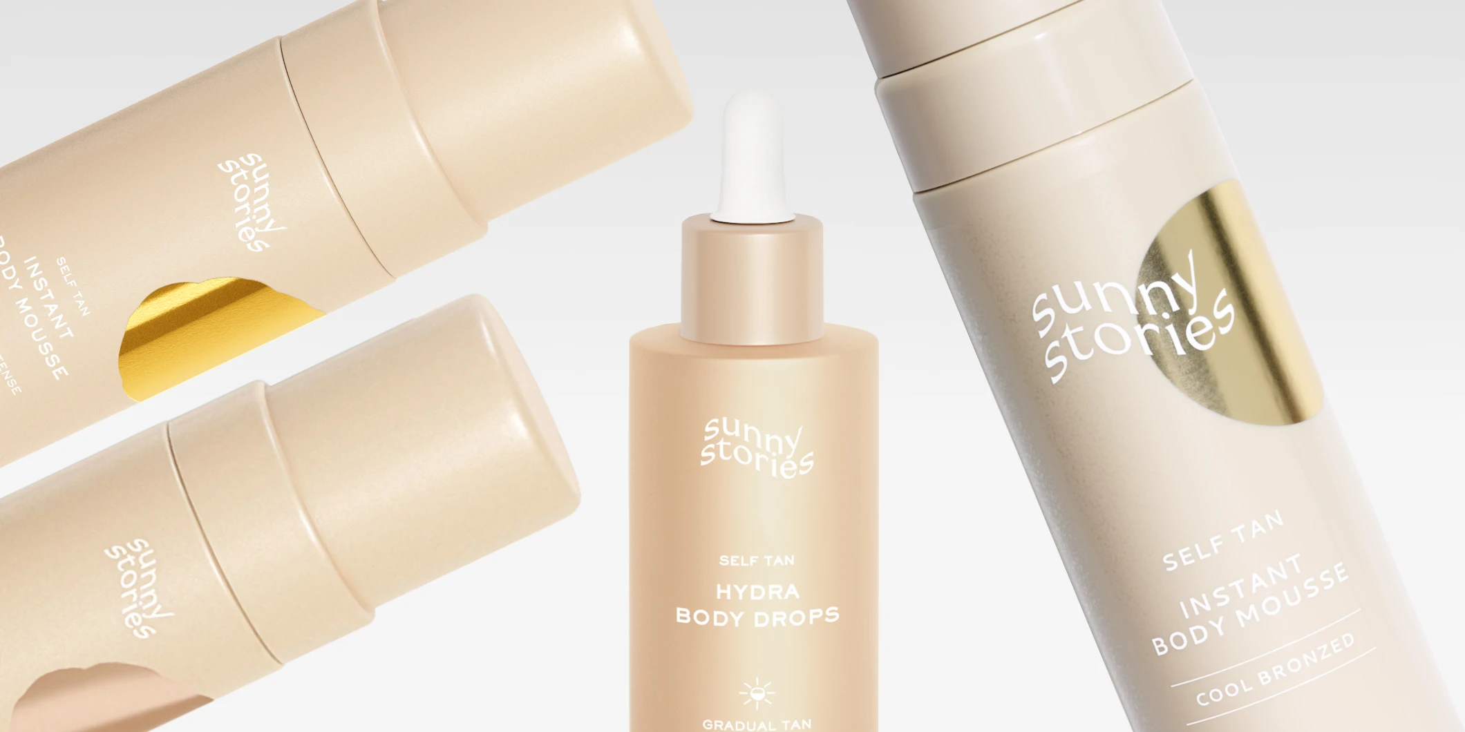 Sunny Stories selvbruningsprodukter med Self Tan Instant Body Mousse og Hydra Body Drops mot lys bakgrunn. Synlig tekst inkluderer “sunny stories”, “SELF TAN”, “INSTANT BODY MOUSSE”, “HYDRA BODY DROPS”, “GRADUAL TAN” og “COOL BRONZED” på beige emballasje med gulldetaljer.