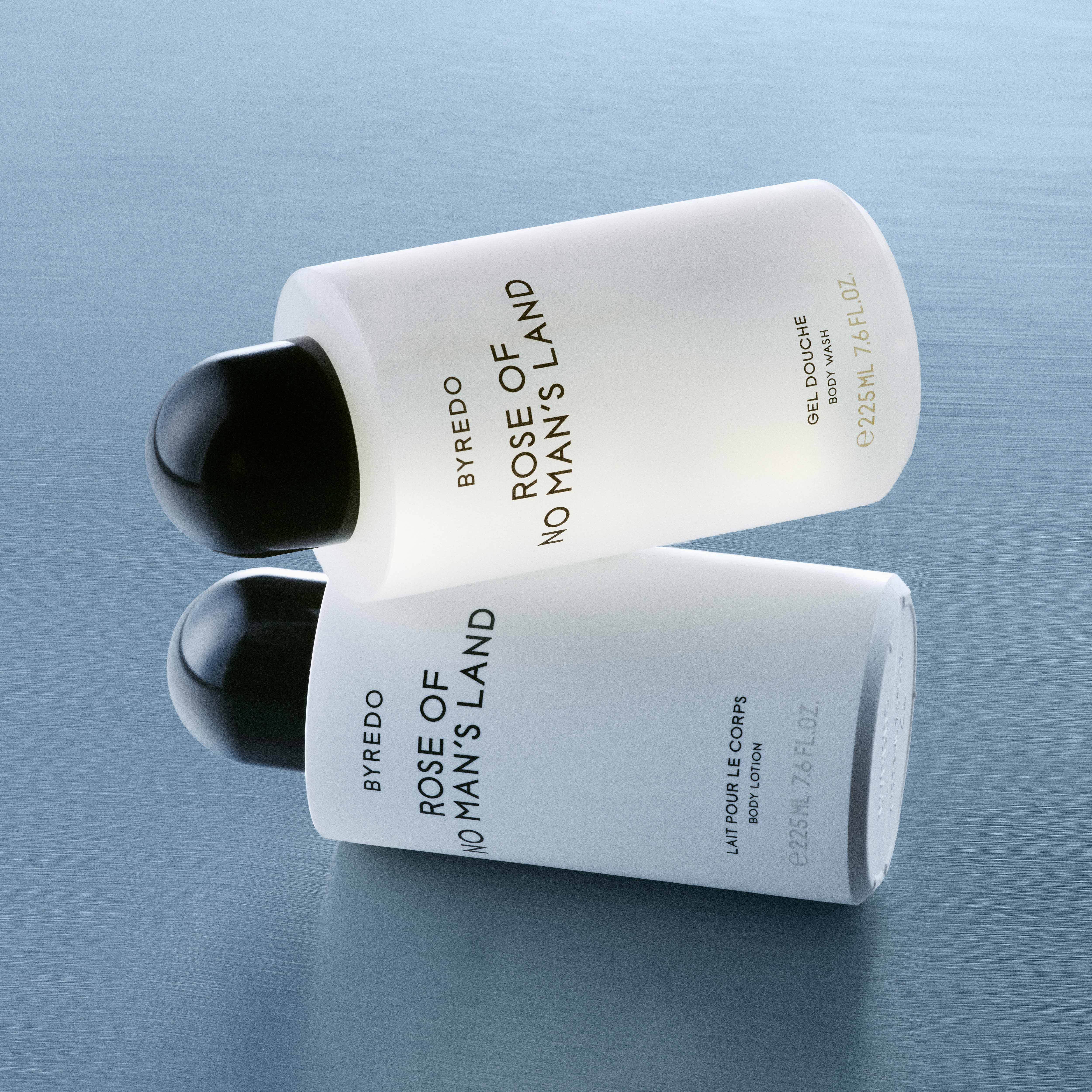 To Byredo Rose of No Man’s Land kroppsprodukter ved siden av hverandre på lys overflate.