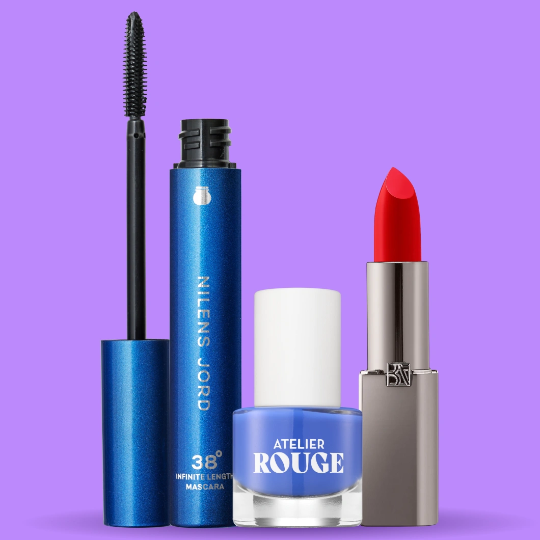 Edullista meikkiä: Nilens Jord 38° Infinite Length Mascara, sininen Atelier Rouge -kynsilakka ja punainen huulipuna violetilla taustalla.