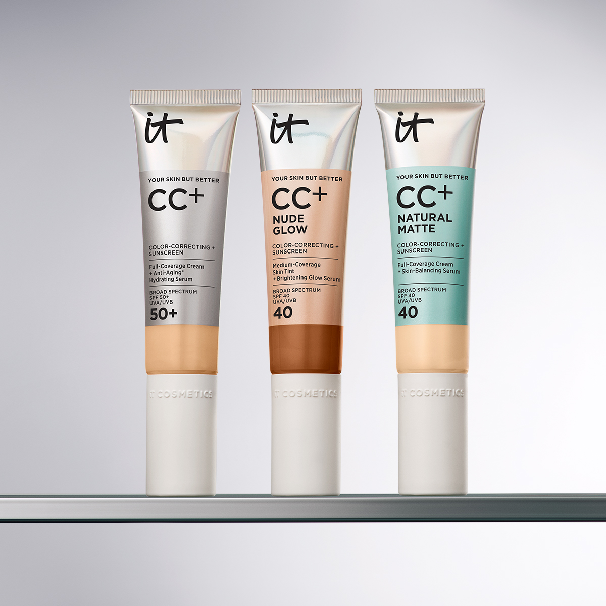 Tre IT Cosmetics CC+-foundations mot lys bakgrunn: CC+, CC+ Nude Glow og CC+ Natural Matte.Tre IT Cosmetics CC+-foundations mot lys bakgrunn: CC+, CC+ Nude Glow og CC+ Natural Matte.