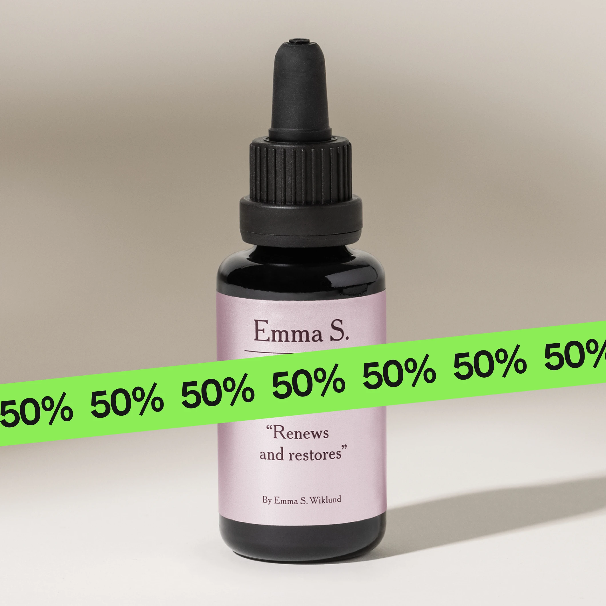 Produktbilde av Emma S. retinol serum i mørk glassflaske med pipette og etiketten “Renews and restores” samt “By Emma S. Wiklund”, med en grønn “50%”-banner over bildet.