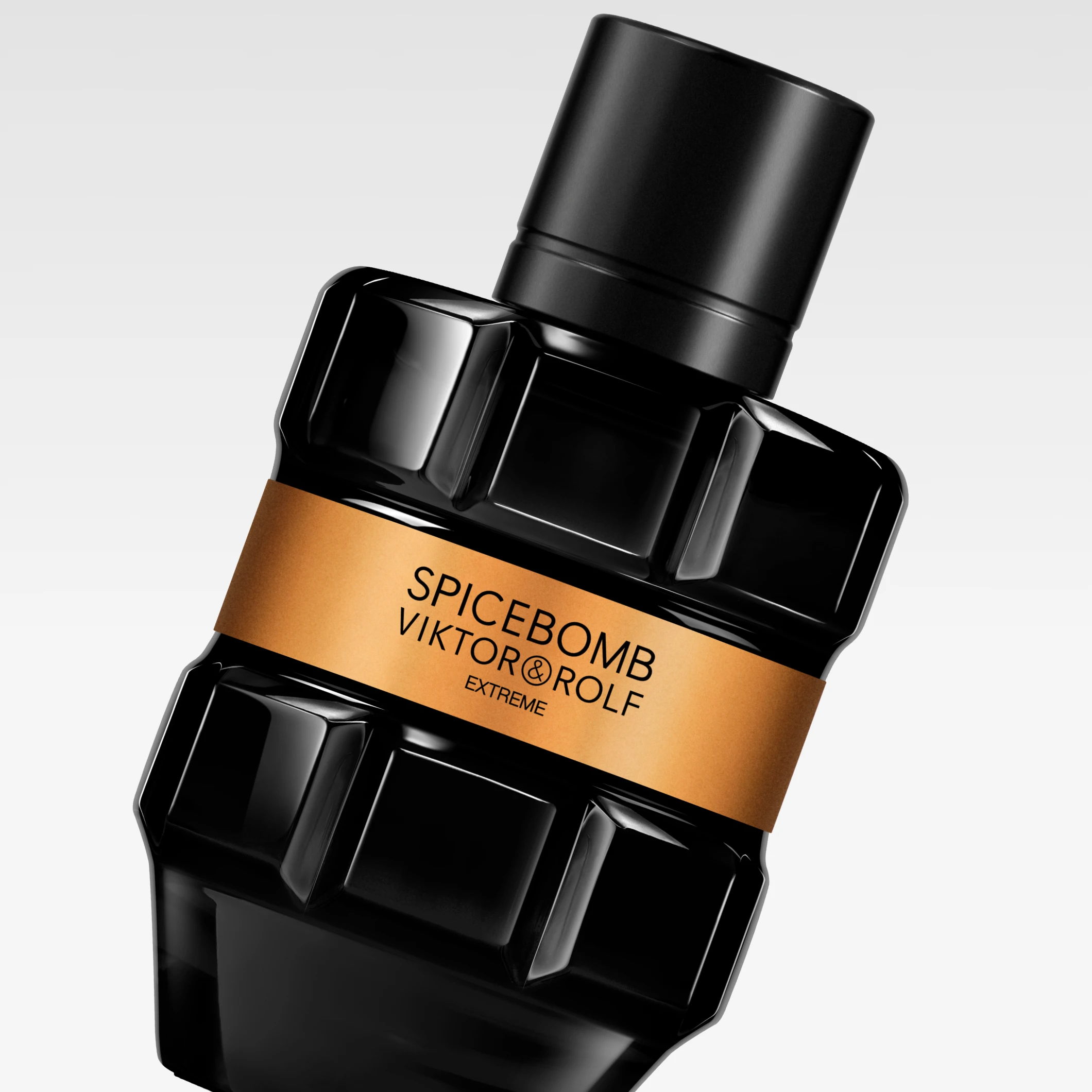 Spicebomb Viktor&Rolf Extreme parfymflaska i svart design med guldfärgat band mot ljusgrå bakgrund. På flaskan syns texterna ”SPICEBOMB”, ”VIKTOR&ROLF” och ”EXTREME”.