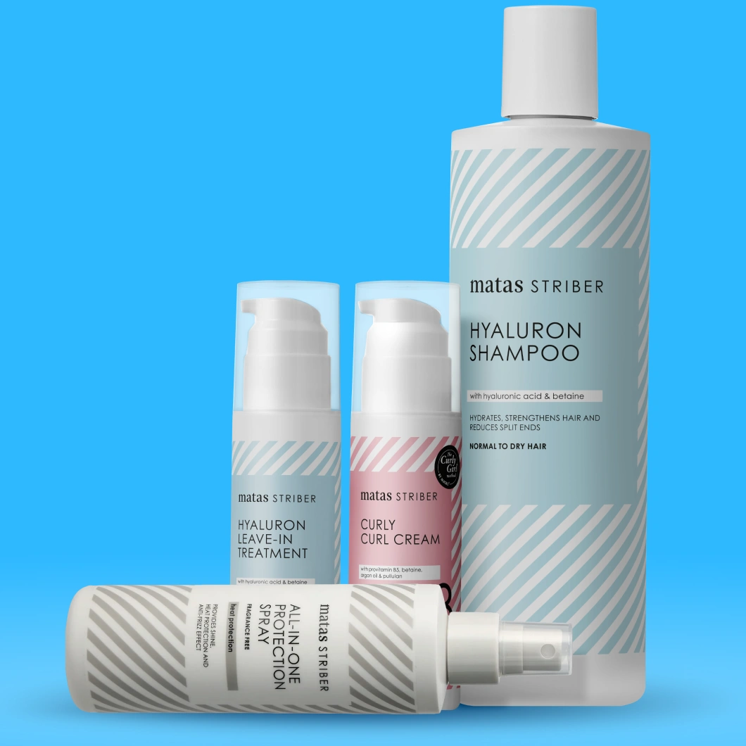 Hårvårdsprodukter från Matas Striber mot blå bakgrund. Bilden visar Hyaluron Shampoo med texten ”with hyaluronic acid & betaine”, ”HYDRATES, STRENGTHENS HAIR AND REDUCES SPLIT ENDS” och ”NORMAL TO DRY HAIR”, samt Hyaluron Leave-In Treatment, Curly Curl Cream och All-In-One Protection Spray med texten ”FRAGRANCE FREE” och ”Heat protection”.