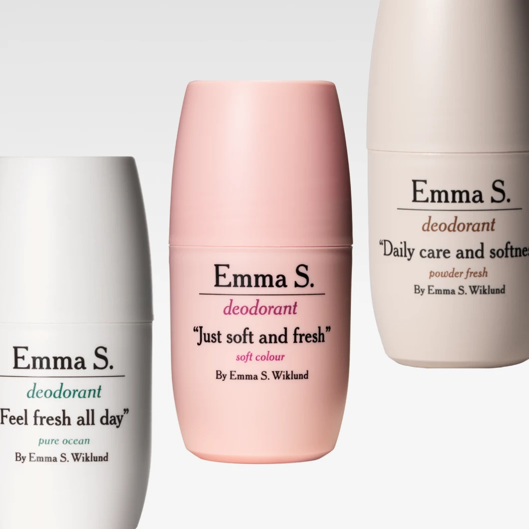 Emma S.-deodoranter mot lys bakgrunn i tre varianter. På emballasjen vises tekstene "Emma S. deodorant", "Feel fresh all day", "Just soft and fresh", "Daily care and softness", "pure ocean", "soft colour", "powder fresh" og "By Emma S. Wiklund".