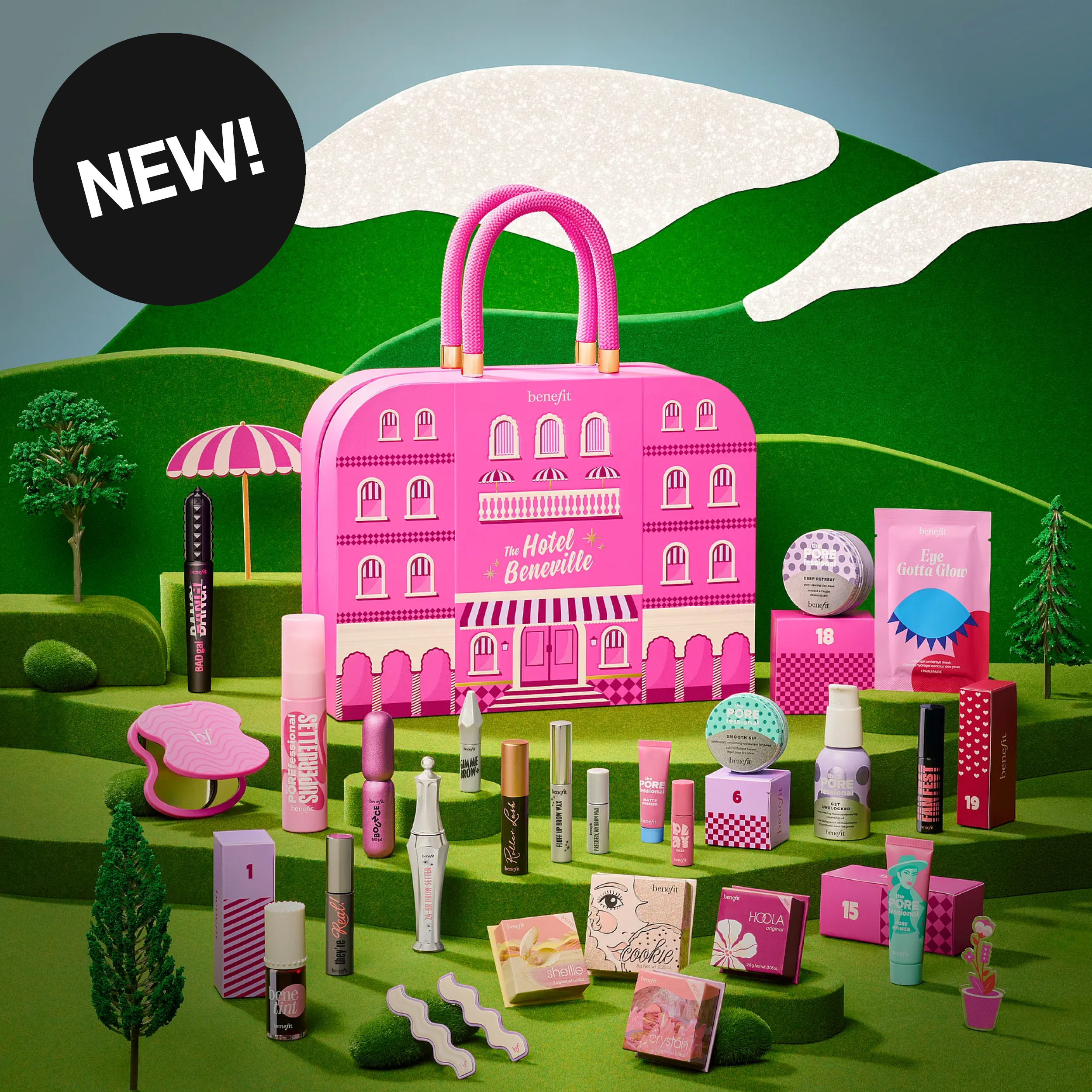 Makeupprodukter från Benefit runt den rosa Hotel Beneville-presentförpackningen. Text: ”NEW!”