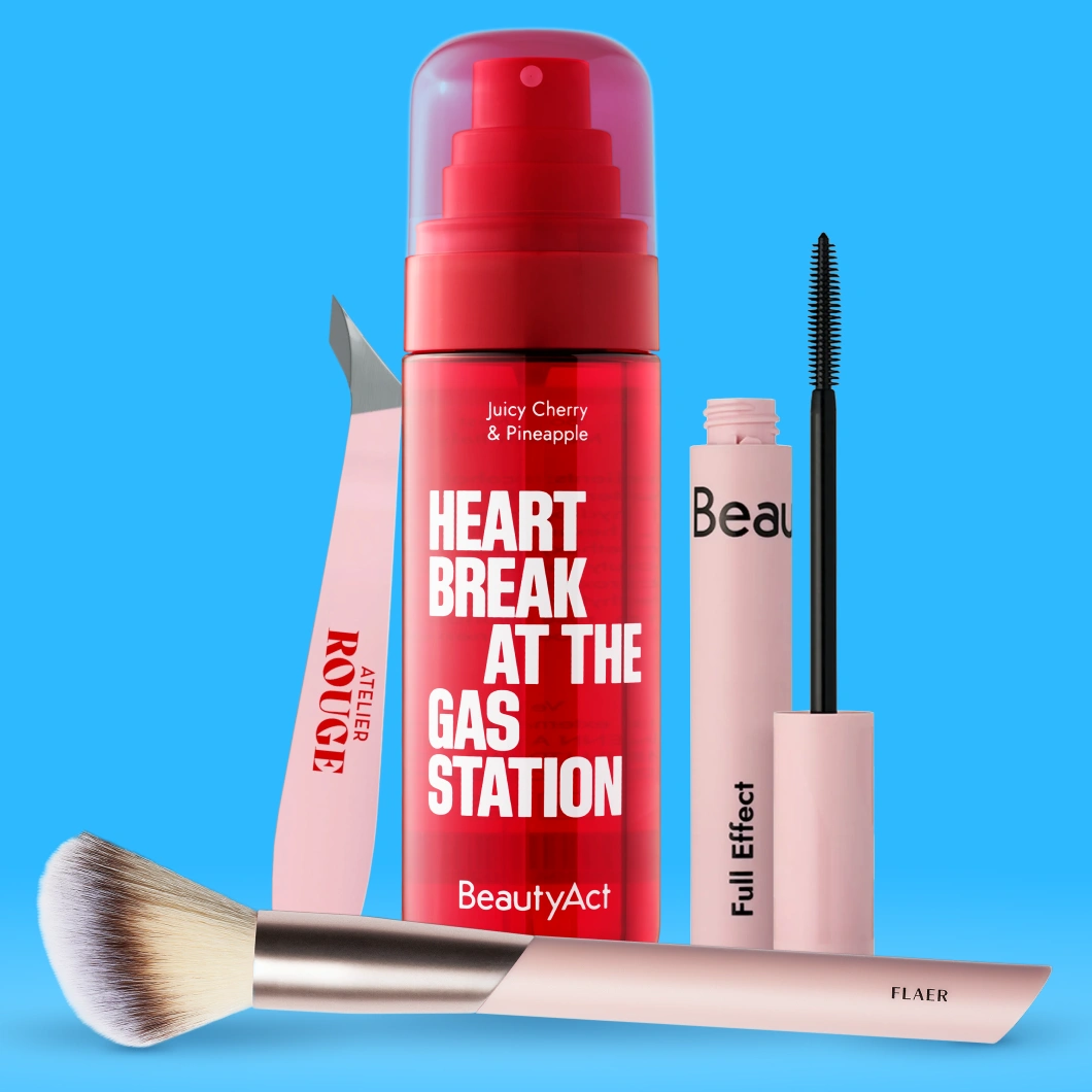 Beauty-produkter mot blå bakgrund: BeautyAct body mist med texten “Juicy Cherry & Pineapple” och “HEART BREAK AT THE GAS STATION”, Atelier Rouge-pincett, BeautyAct Full Effect mascara och en FLAER-sminkborste. Synlig text inkluderar “BeautyAct”, “HEART BREAK AT THE GAS STATION”, “Juicy Cherry & Pineapple”, “Full Effect”, “ATELIER ROUGE” och “FLAER”.