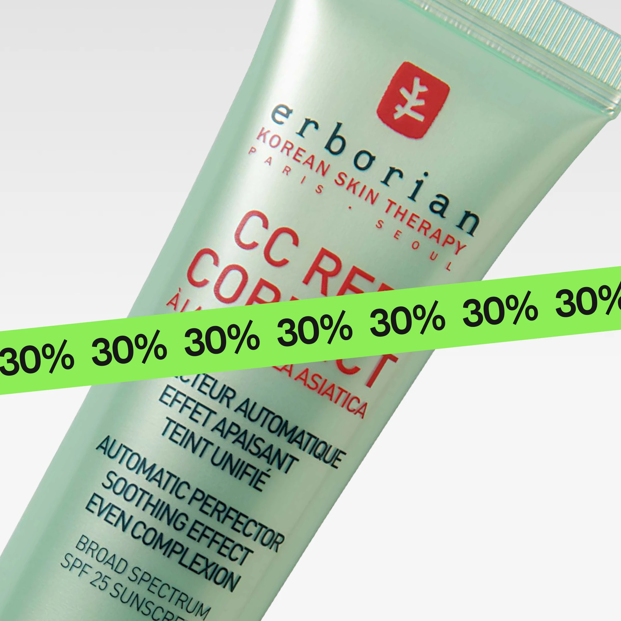 Närbild av Erborian “CC Red Correct” foundation med texten “Korean Skin Therapy”, “CC Red Correct À la Centella Asiatica”, “Automatic Perfector Soothing Effect Even Complexion” och “Broad Spectrum SPF 25 Sunscreen”, överlagd av en grön “30%”-banderoll.