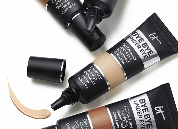 Fyra concealers från märket It Cosmetic i fyra olika nyanser mot en vit bakgrund.