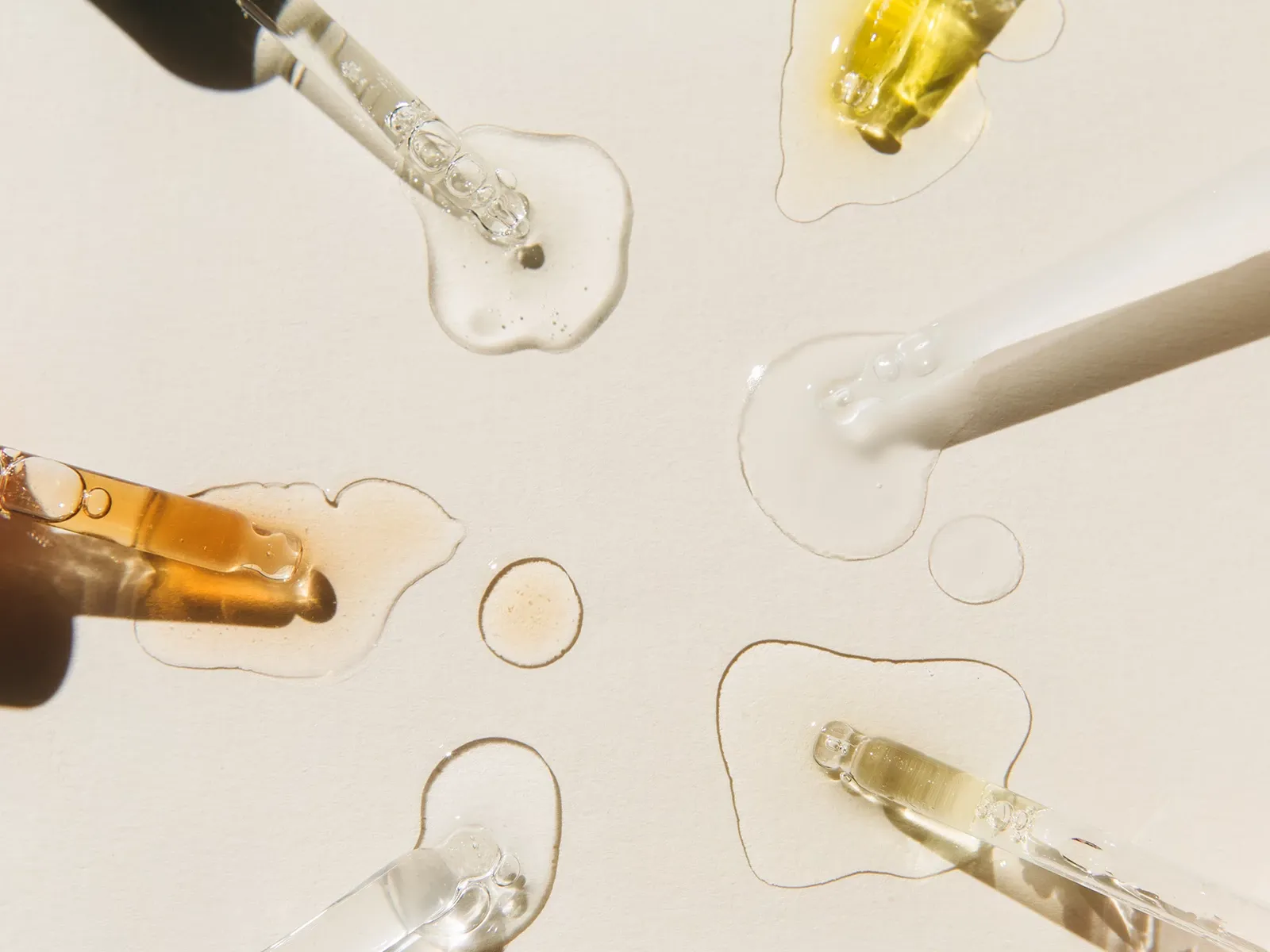Pipetter med olika serum utspridda på en ljus yta