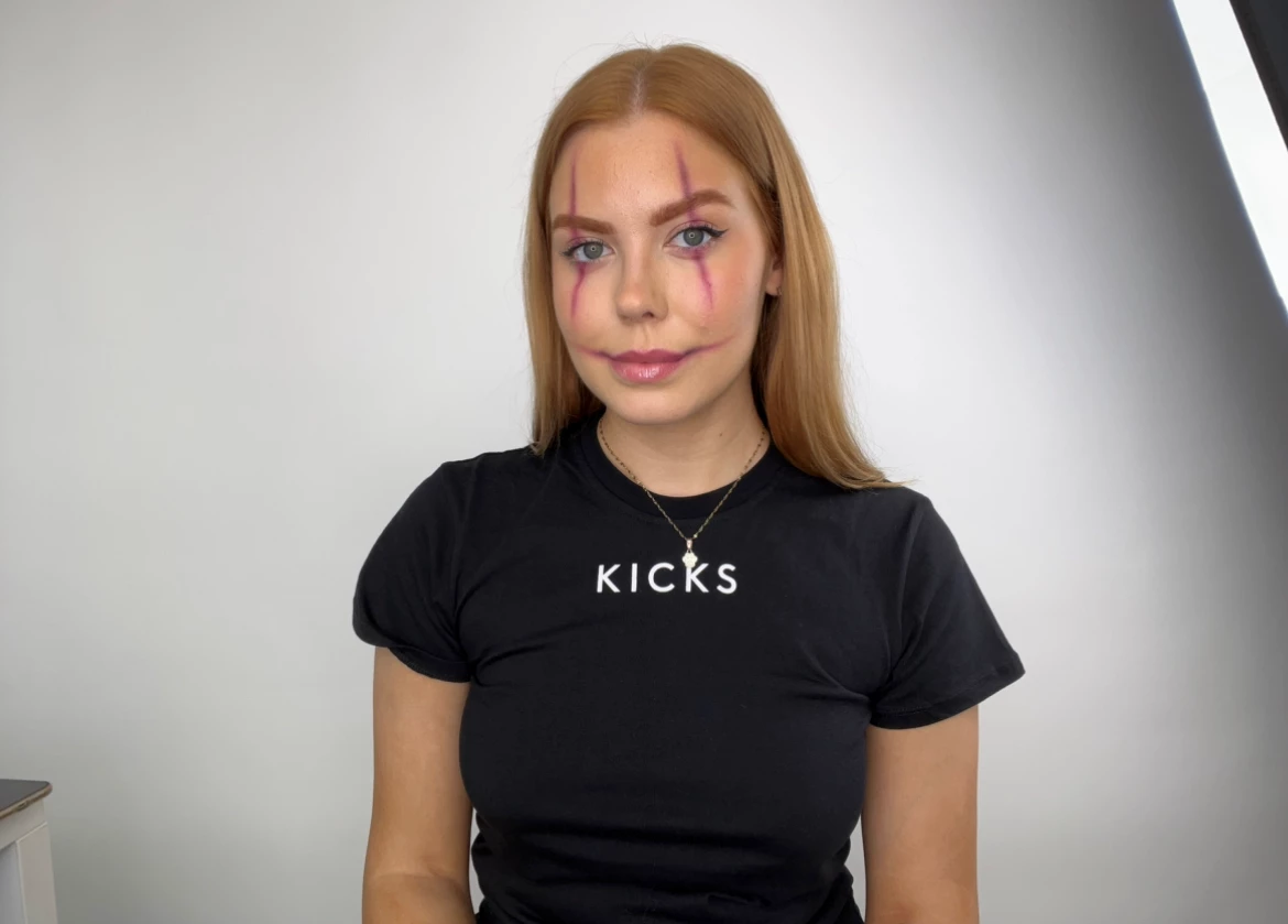 KICKSin meikkitaiteilija Isabella näyttää sinulle vaihe vaiheelta, kuinka voit soveltaa kauhistuttavaa tulkintaa klassisesta klovnilookista.