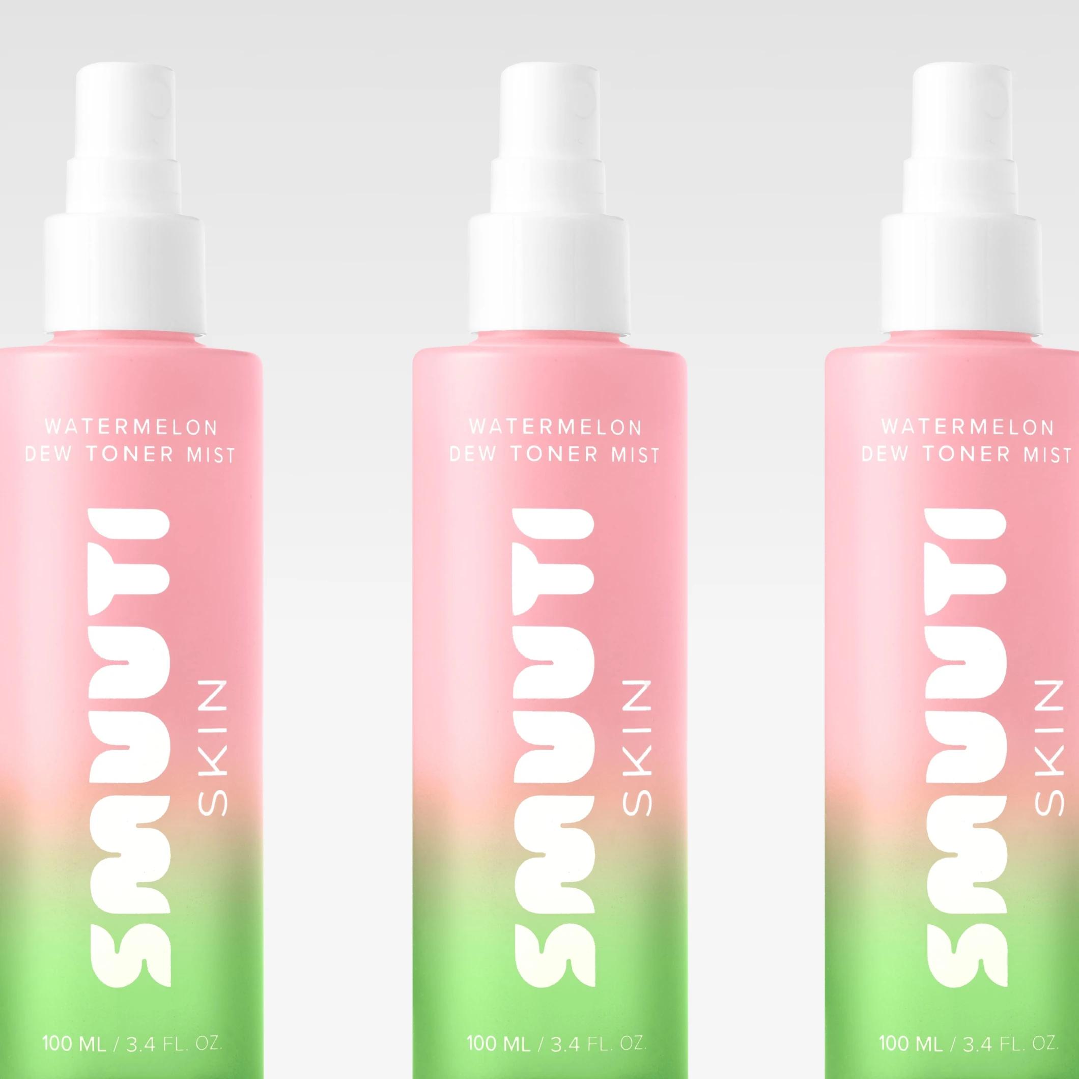 Tre flaskor av Smuuti Skin Watermelon Dew Toner Mist mot ljusgrå bakgrund. På flaskorna syns texterna ”WATERMELON DEW TONER MIST”, ”smuuti SKIN” och ”100 ML / 3.4 FL. OZ.”.