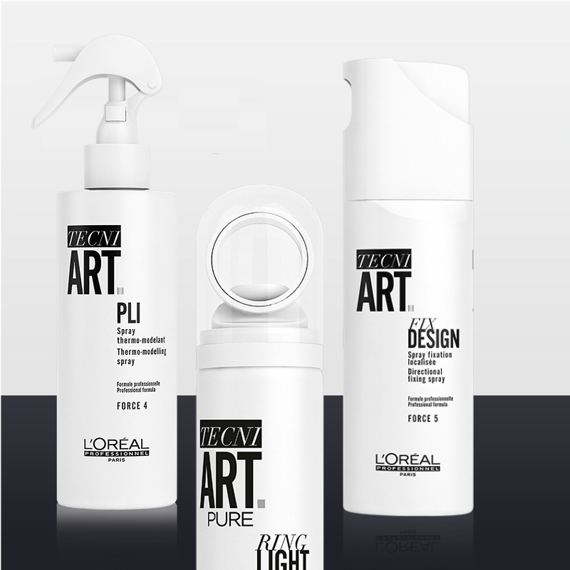 Tre hårpleieprodukter fra L'Oréal Professionnels Tecni Art-serie stilt opp mot en lysegrå bakgrunn med mørk bunn. Produktene har hvit emballasje med svart tekst og L'Oréal Professionnel-logoen nederst.