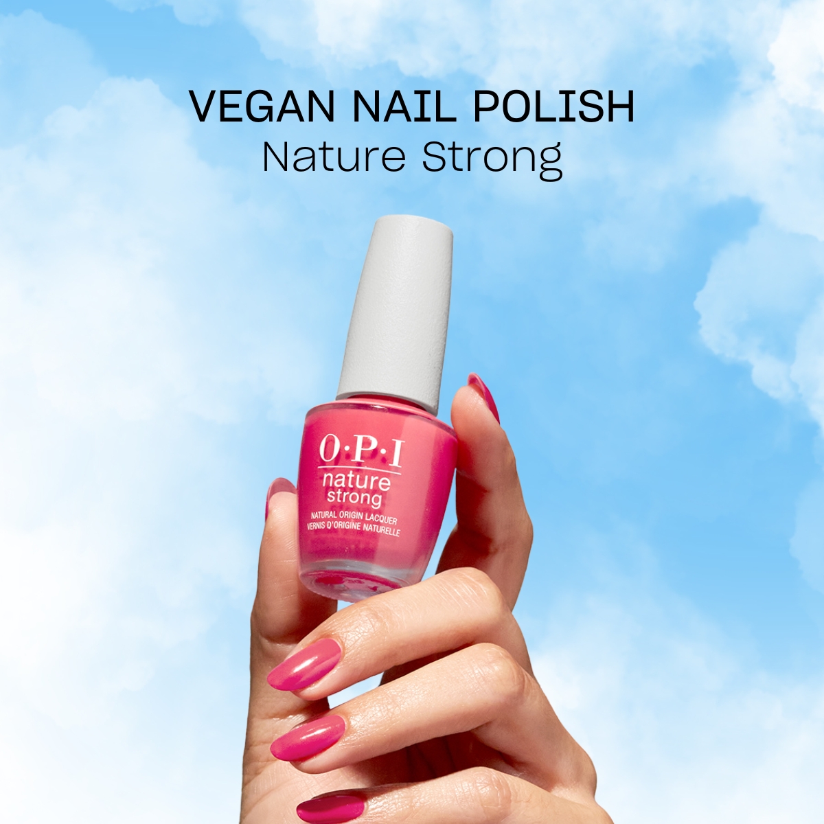 En hand med rosa nagellack från märket OPI. Handen håller i en flaska med nagellack som heter "Nature Strong". Bakgrunden är en blå himmel med vita moln och texten "Vegan Nail Polish Nature Strong" står ovanför nagellacksflaskan.