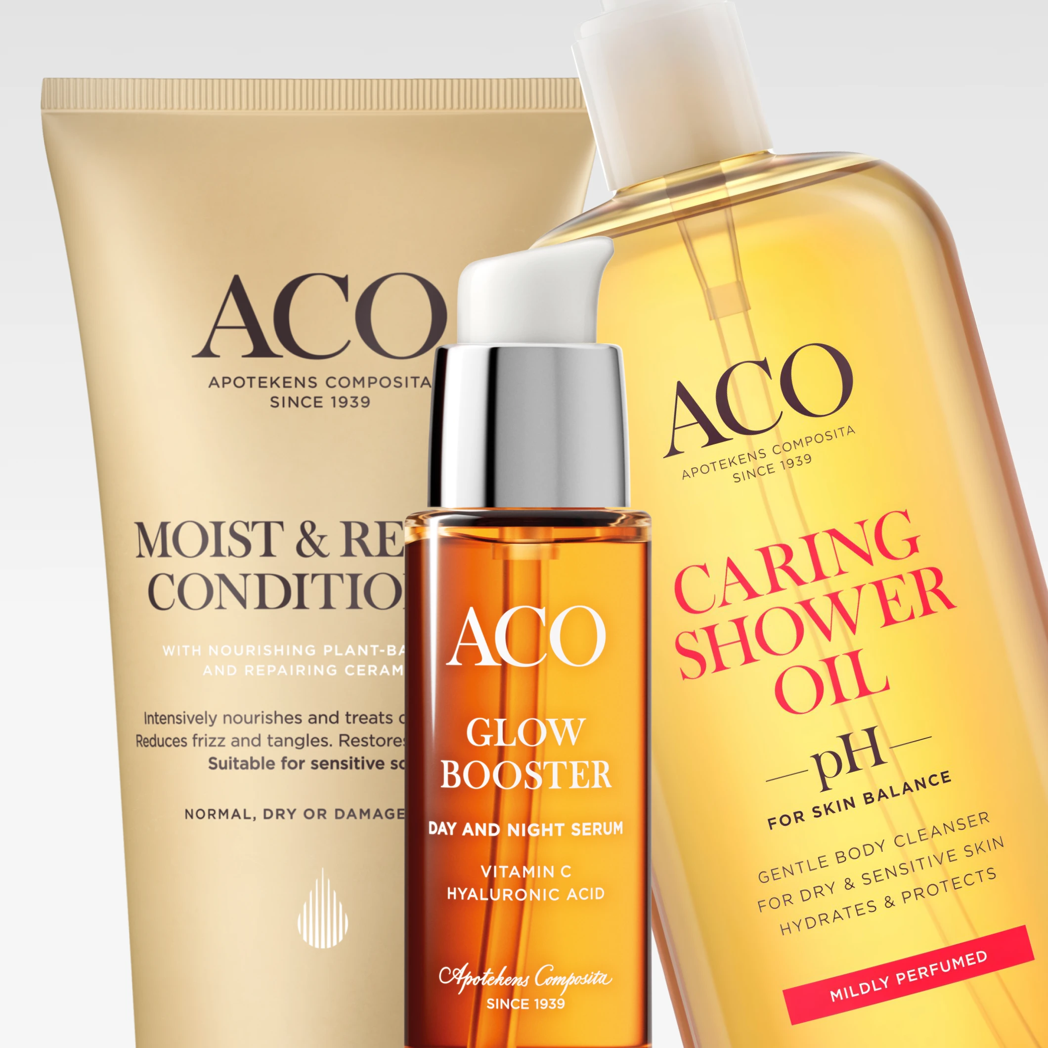 Tre ACO-produkter mot ljusgrå bakgrund: Moist & Repair Conditioner, Glow Booster Day and Night Serum samt Caring Shower Oil pH. Synlig text inkluderar “ACO”, “APOTEKENS COMPOSITA SINCE 1939”, “MOIST & REPAIR CONDITIONER”, “GLOW BOOSTER”, “DAY AND NIGHT SERUM”, “VITAMIN C”, “HYALURONIC ACID”, “CARING SHOWER OIL”, “pH”, “FOR SKIN BALANCE” och “MILDLY PERFUMED”.