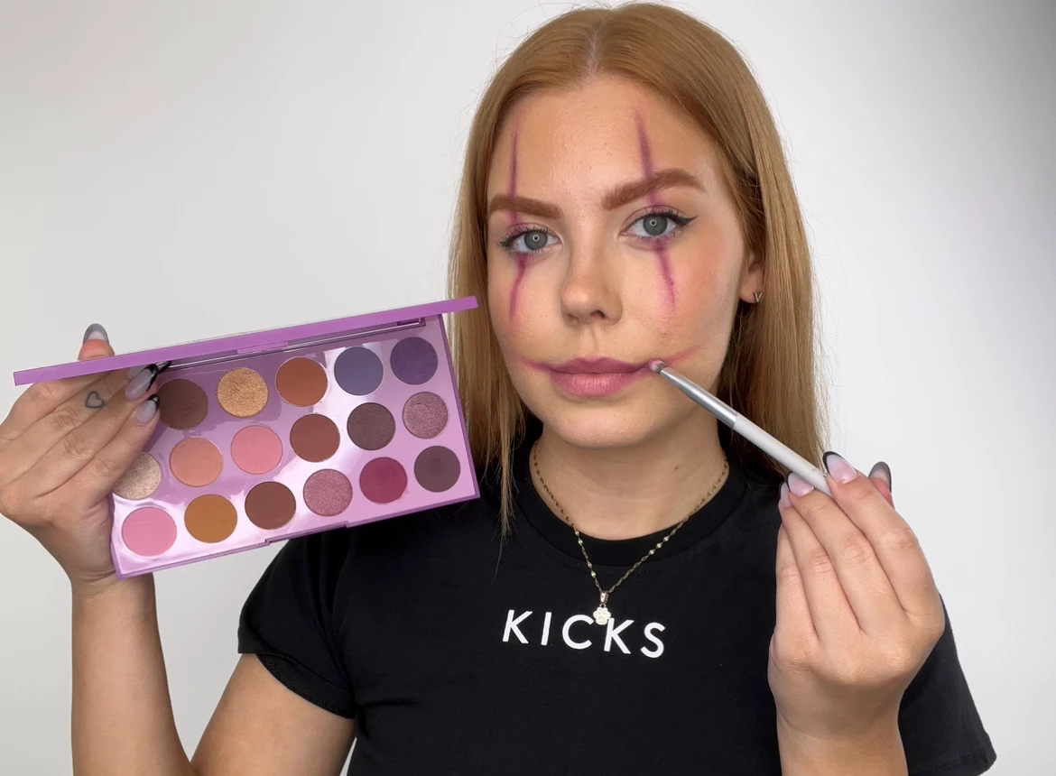 KICKSin meikkitaiteilija Isabella näyttää sinulle vaihe vaiheelta, kuinka voit soveltaa kauhistuttavaa tulkintaa klassisesta klovnilookista.