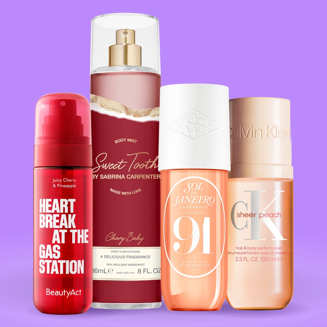 Neljä hajustettua body mist -tuotetta violetilla taustalla: BeautyAct Heart Break at the Gas Station, Juicy Cherry & Pineapple; Sweet Tooth by Sabrina Carpenter Cherry Baby Body Mist, Made with Love, Sweet & Sophisticated, A Delicious Fragrance, 100% Indulgent Ingredients, 236 ml / 8 fl oz; Sol de Janeiro Cheirosa 91 Perfume Mist sekä Calvin Klein CK Sheer Peach Hair & Body Perfume Mist, 3.3 fl oz / 100 ml.