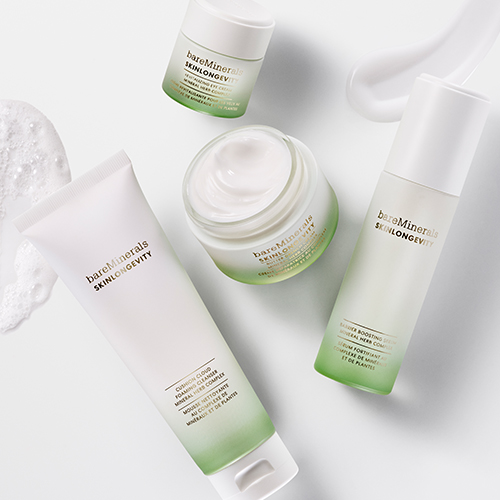 bareMinerals Skinlongevity hudvård med rengöring, serum och fuktkräm i ljusgröna förpackningar.