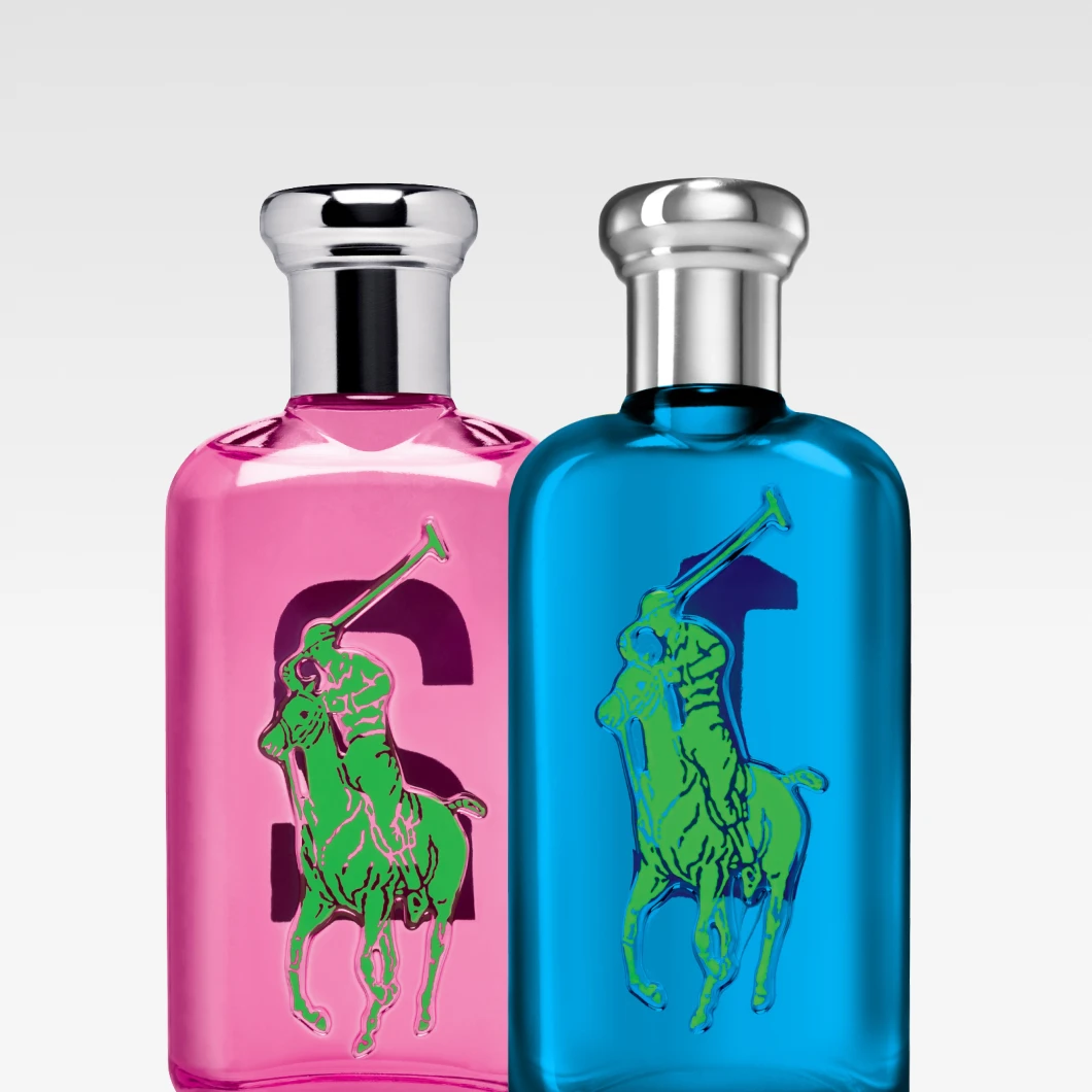 Två parfymflaskor från Ralph Lauren placerade snett mot varandra på ljus bakgrund, en rosa och en blå flaska med silverfärgad kork och den ikoniska polospelaren präglad på glaset.