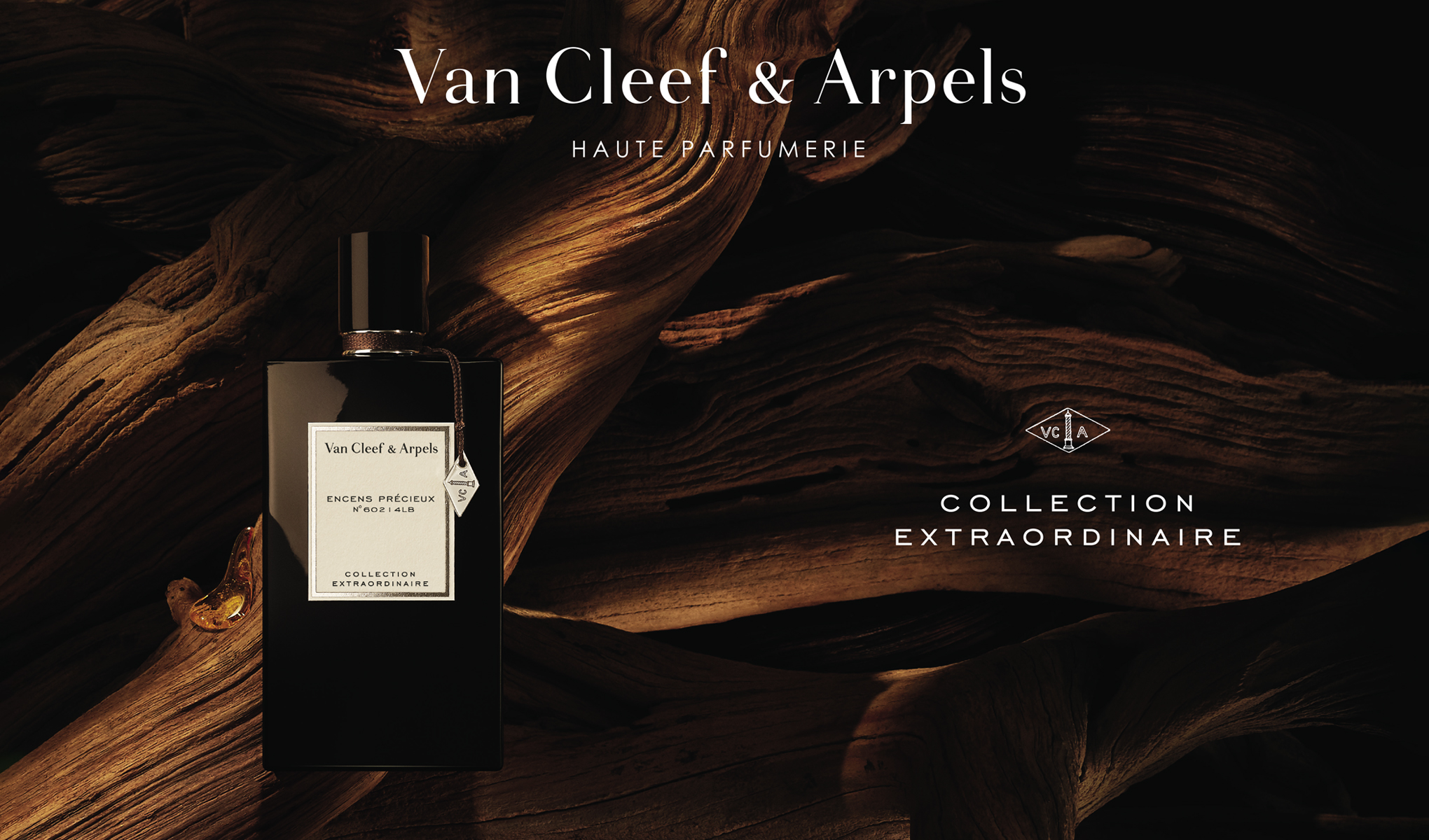 Van Cleef & Arpelsin hajuvesipullo tummaa puuta vasten. Kuvassa näkyy teksti ”Van Cleef & Arpels Haute Parfumerie” ja ”Collection Extraordinaire”.