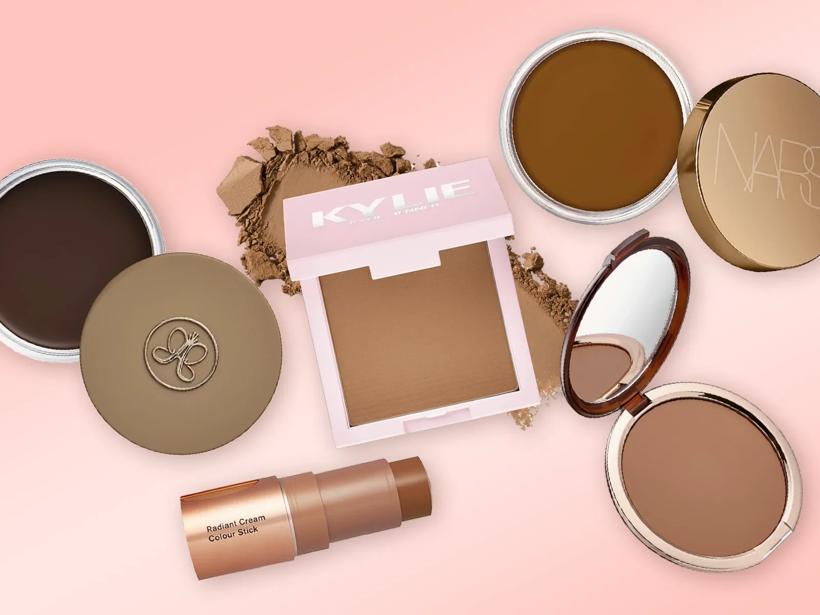 En samling av bronzers og contour-produkter fra forskjellige merker, inkludert Kylie, NARS og Anastasia, plassert på en rosa bakgrunn.