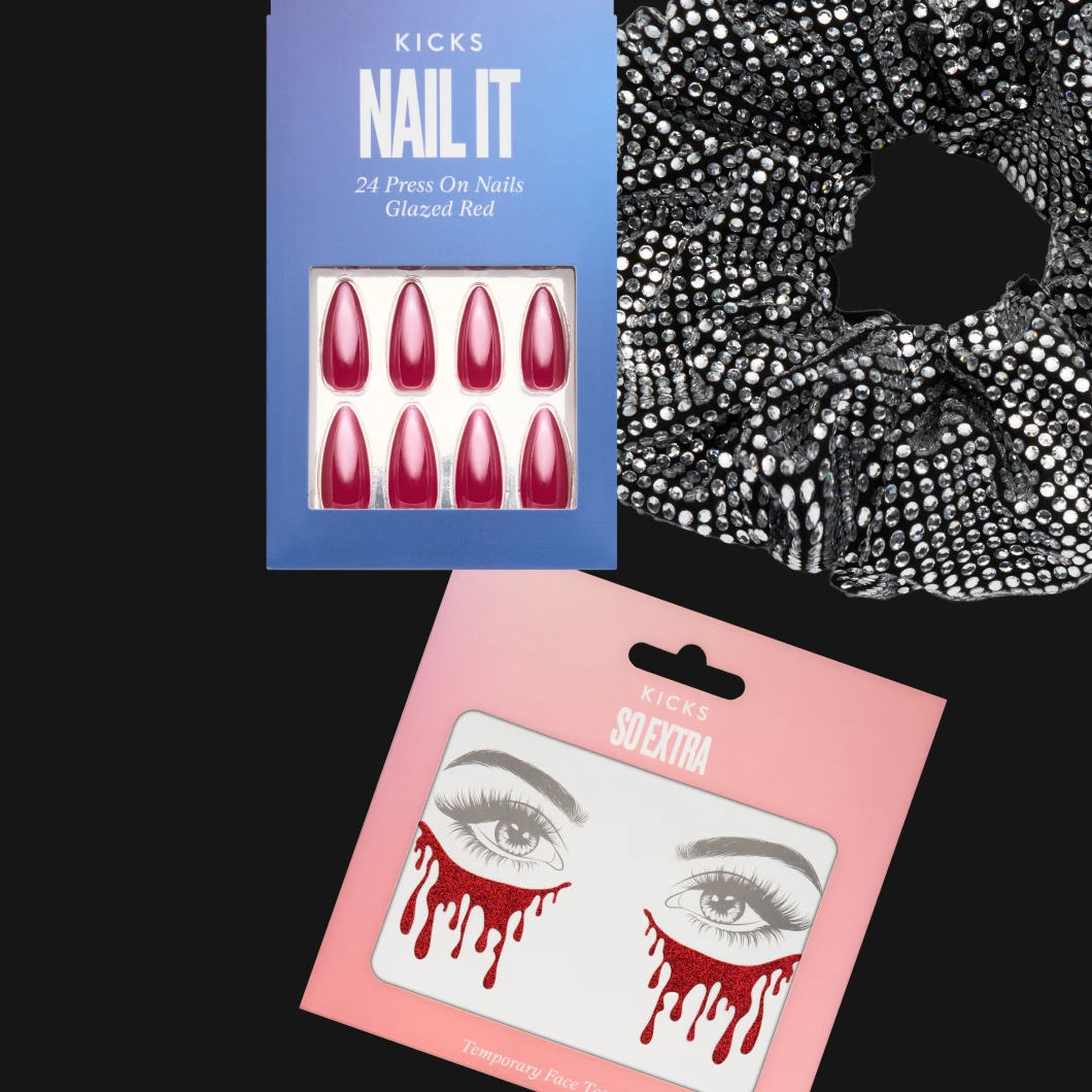 Halloween Kicks Beauty - röda naglar, glittig scrunshie och blod som rinner ner för ögonen.