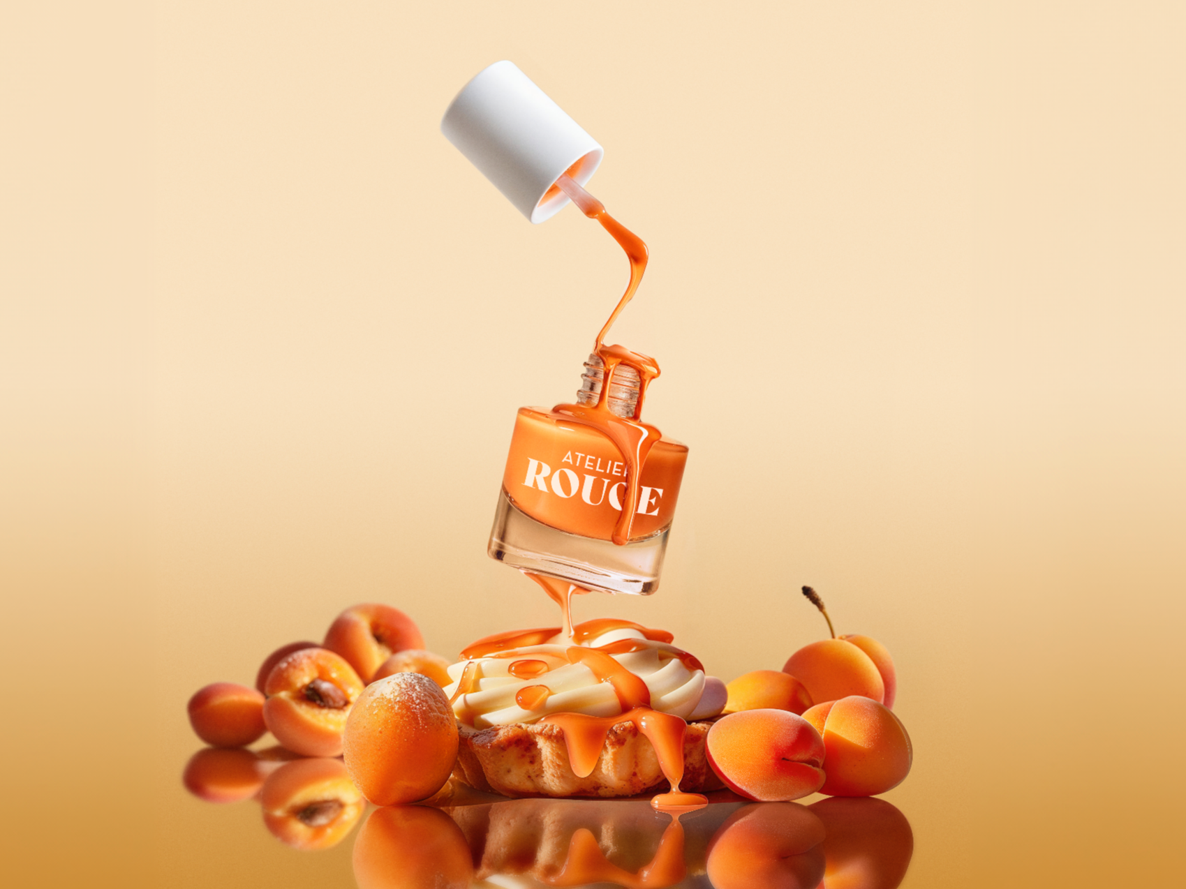 Aprikoosin värinen kynsilakkapullo tasapainottelee leivonnaisen päällä, ja lakka valuu alas kuin kuorrute aprikoosien ympärillä.