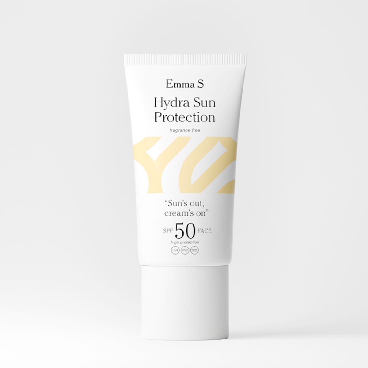 Vit tub med solskydd för ansiktet från Emma S med texten “Hydra Sun Protection”, “fragrance free”, “Sun’s out, cream’s on” och “SPF 50 FACE high protection” på en ljus bakgrund.
