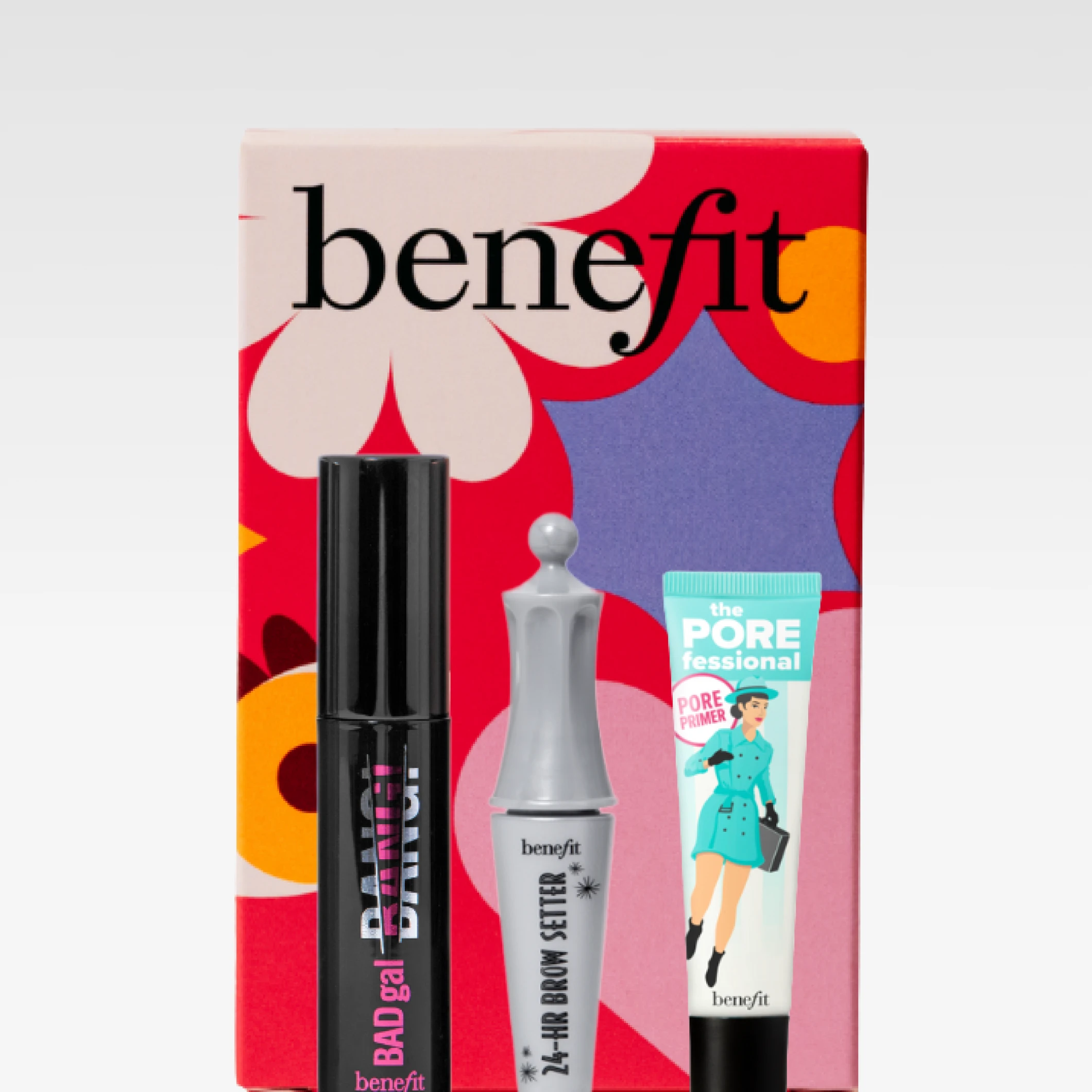 Benefit-lahjapakkaus, jossa BADgal BANG! -ripsiväri, 24-HR Brow Setter ja The POREfessional Pore Primer värikkään “benefit”-laatikon edessä. Vaaleanpunainen ympyrä tekstillä ”On the HOUSE!” sekä merkintä arvo noin 26 EUR.