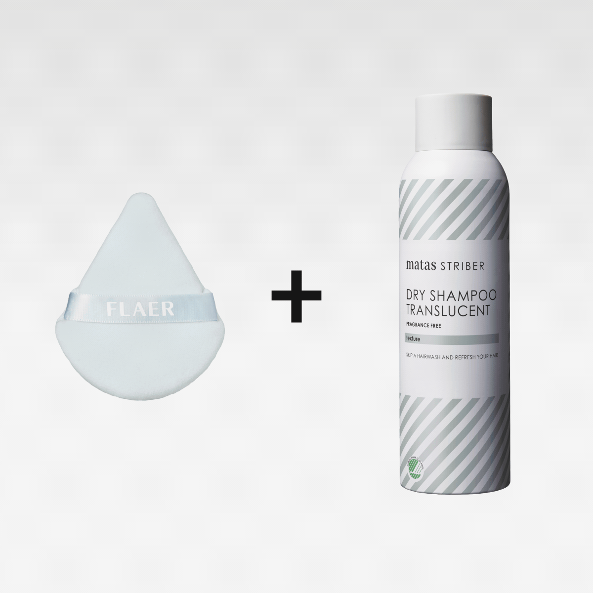 Ljusblå FLAER makeup-puff tillsammans med Matas Striber Dry Shampoo Translucent. På torrschampot står ”Fragrance Free”, ”texture” och ”Skip a hairwash and refresh your hair”.