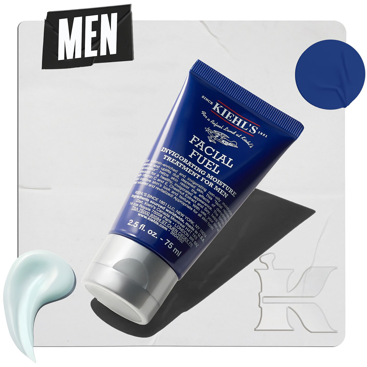 En blå tube med Kiehl's Facial Fuel, en fuktighetskrem for menn, plassert mot en lys bakgrunn. Øverst i venstre hjørne står teksten «MEN», og nederst i høyre hjørne er Kiehl's logo. Et lite klikk av produktet er også synlig i bildet.