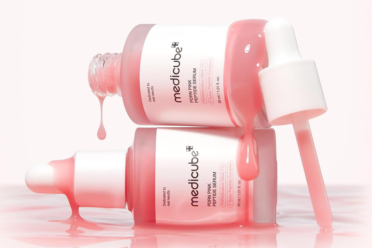 Medicube PDRN Pink Peptide Serum serumflaskor med rosa vätska.