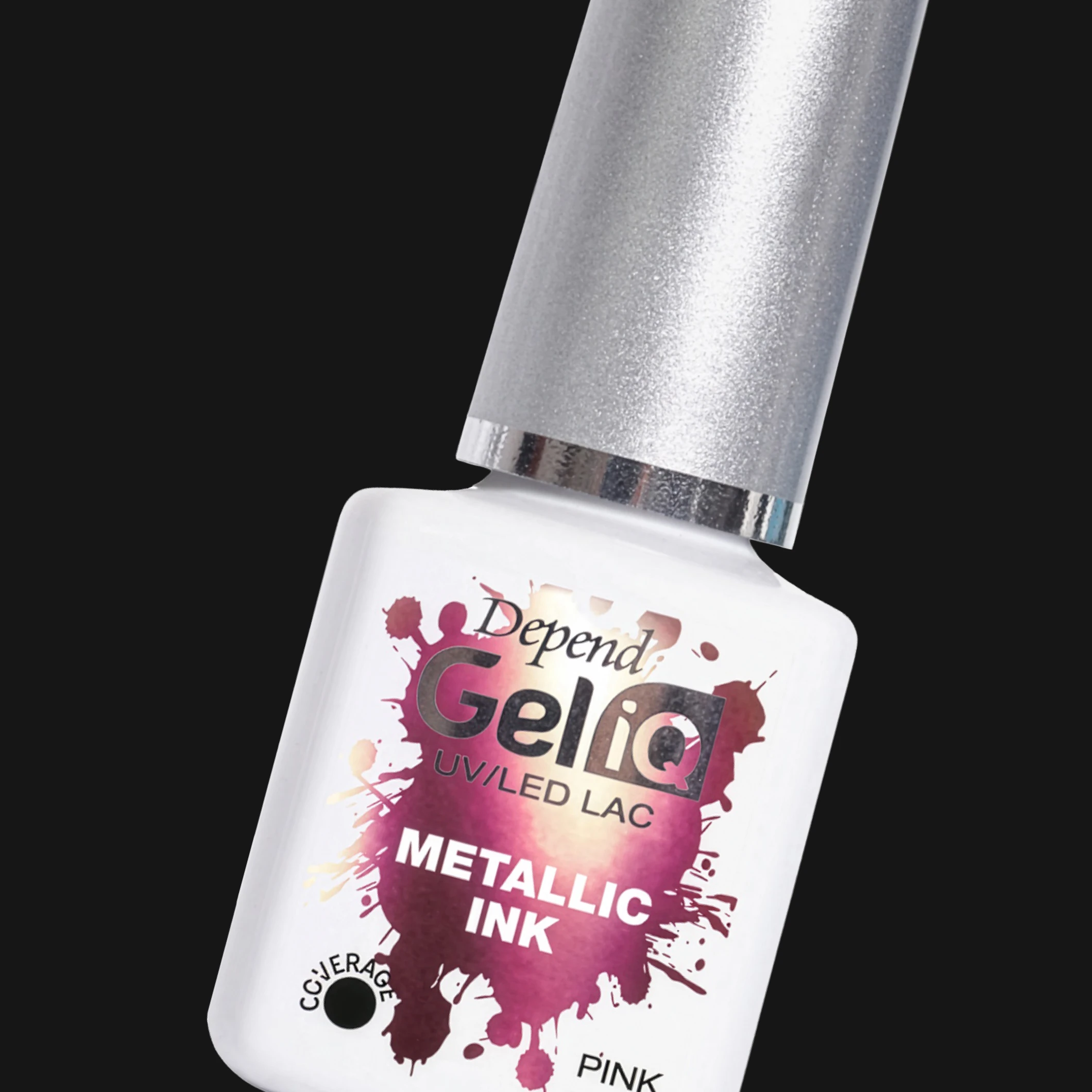 Depend Gel iQ UV/LED Lac neglelakk i nyansen Metallic Ink Pink mot svart bakgrunn. På flasken vises tekstene «Depend Gel iQ», «UV/LED LAC», «METALLIC INK», «PINK» og «COVERAGE».