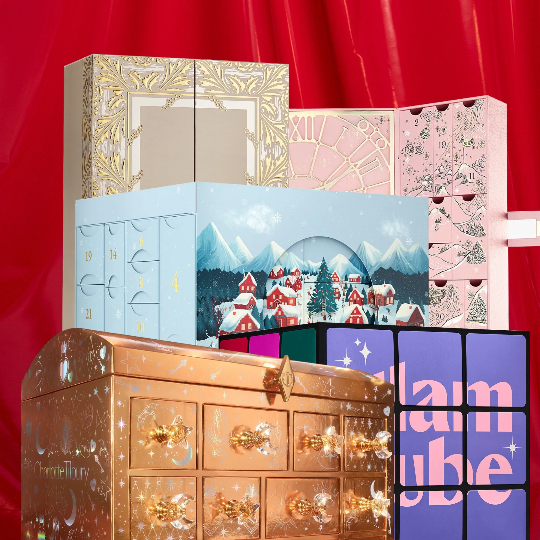Bilde som viser flere forskjellige adventskalendere arrangert mot en rød bakgrunn. Adventskalenderne inkluderer en beige kalender med gulldetaljer, en rosa kalender med tegneseriemotiver, en blå kalender med tall, en kalender med vinterlandskap, en lilla og svart kalender med teksten "Glam Cube", og en gullfarget kalender fra Charlotte Tilbury med skuffer og stjernedekorasjoner.