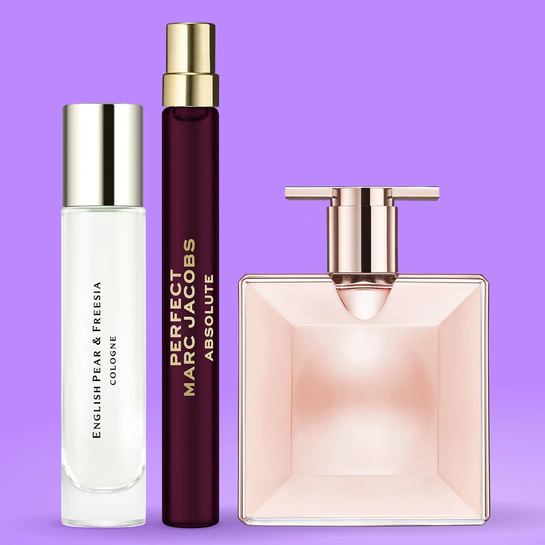 Tre parfymer på lila bakgrund: English Pear & Freesia Cologne, Marc Jacobs Perfect Absolute i mörklila sprayflaska med guldfärgade detaljer samt en ljusrosa parfym i fyrkantig flaska med roséguldfärgad kork.
