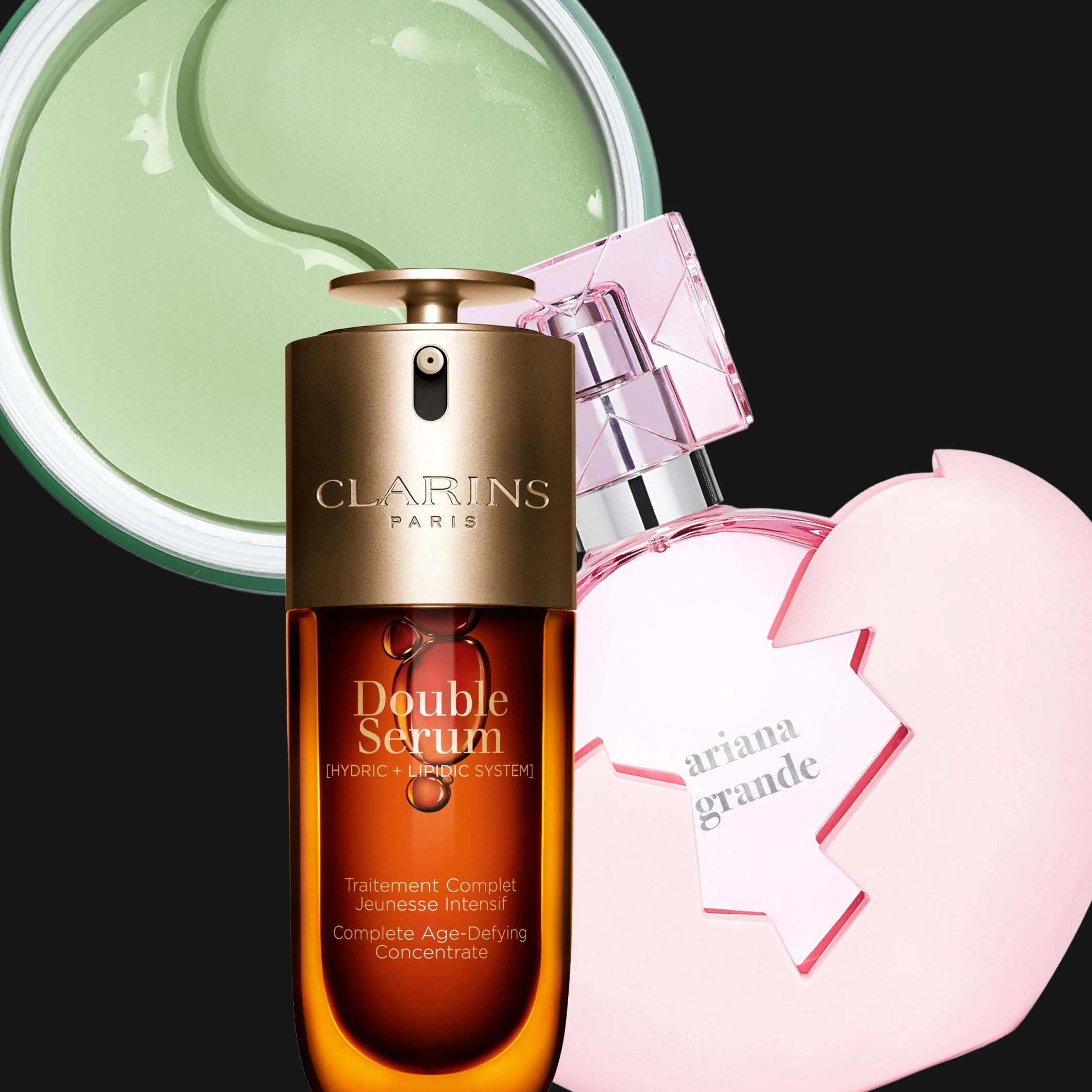 Clarins Double Serum hudpleieserum og Ariana Grande parfymeflaske vises sammen med grønne hydrogel eye patches mot svart bakgrunn. Synlig tekst inkluderer “CLARINS PARIS”, “Double Serum” og “ariana grande”.