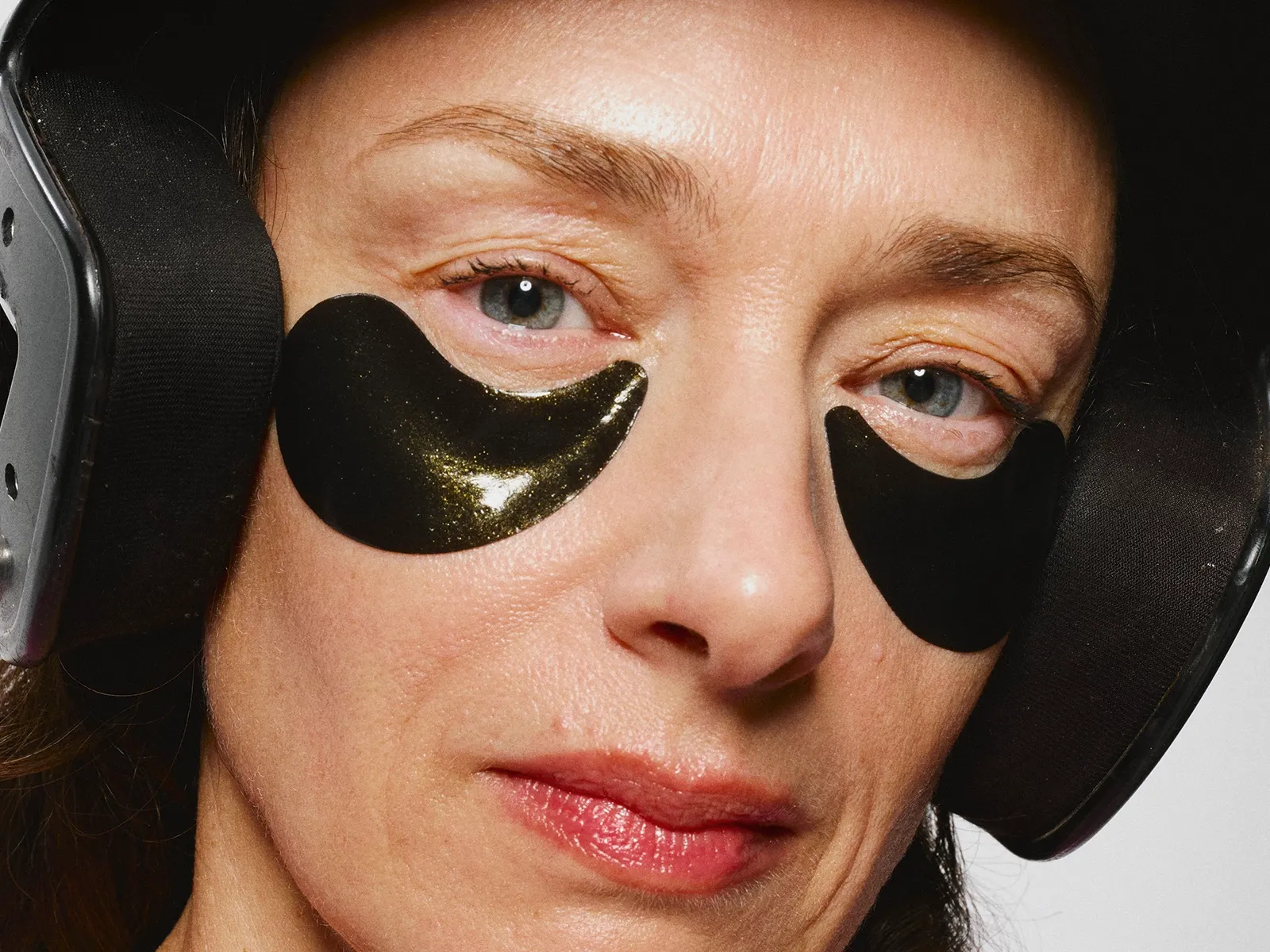 Nærbilde av en person med svarte øyemasker og hørselsvern.