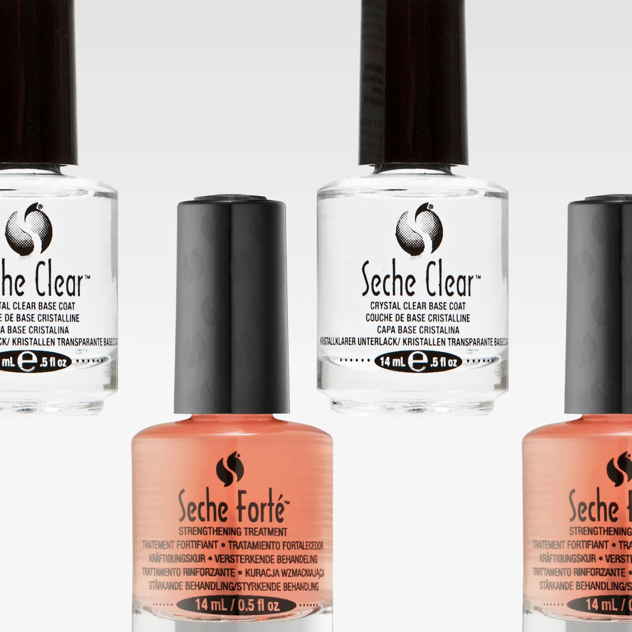 Nærbilde av Seche Forté Strengthening Treatment og Seche Clear Crystal Clear Base Coat mot lys bakgrunn. Bildet viser flere flasker med svart kork og tekster som «Crystal Clear Base Coat» og «Strengthening Treatment».