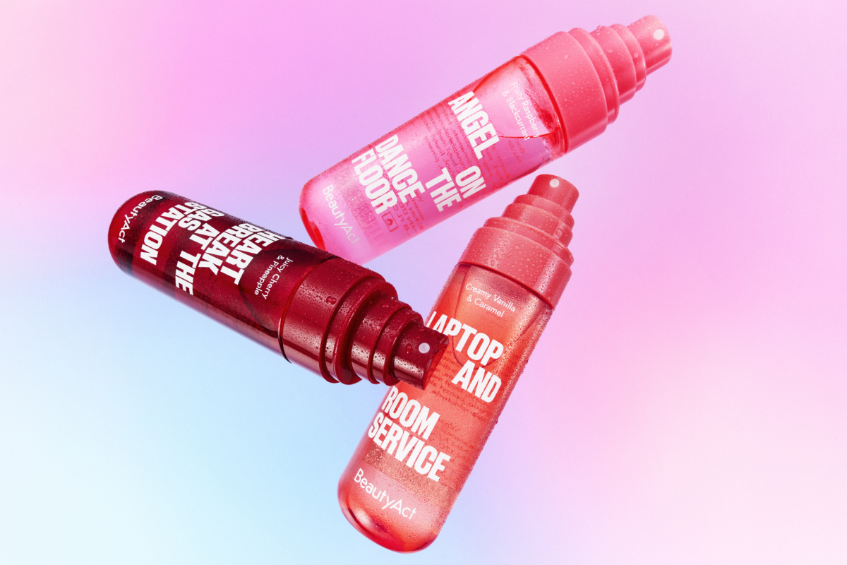 BeautyAct-bodymists mot rosa og blå bakgrunn.