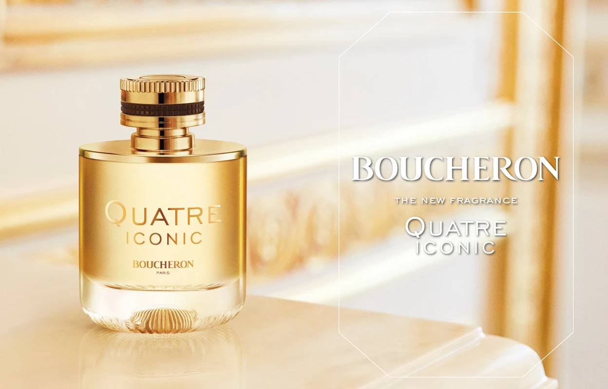 Boucheronin hajuvesipullo nimeltä ”Quatre Iconic”. Pullo on elegantti ja kultainen, marmoripinnalla ylellisellä taustalla. Pullon oikealla puolella on teksti ”Boucheron The New Fragrance Quatre Iconic”.