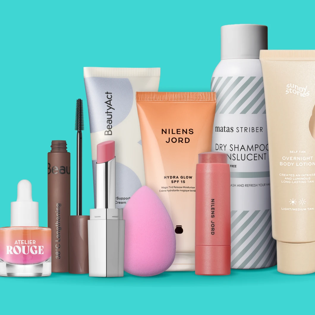 Turkoosia taustaa vasten näkyy kauneustuotteita: Atelier Rouge -seerumi, BeautyAct-ripsiväri ja ihovoide, Nilens Jord Hydra Glow SPF 15 ja huulituote, Matas Striber Dry Shampoo Translucent, Sunny Stories Overnight Body Lotion, meikkisieni sekä vaaleanpunainen huulipuna hopeanvärisessä hylsyssä. Pakkauksissa näkyvät muun muassa tekstit "ATELIER ROUGE", "BeautyAct", "NILENS JORD HYDRA GLOW SPF 15", "matas STRIBER DRY SHAMPOO TRANSLUCENT" ja "sunny stories SELF TAN OVERNIGHT BODY LOTION".
