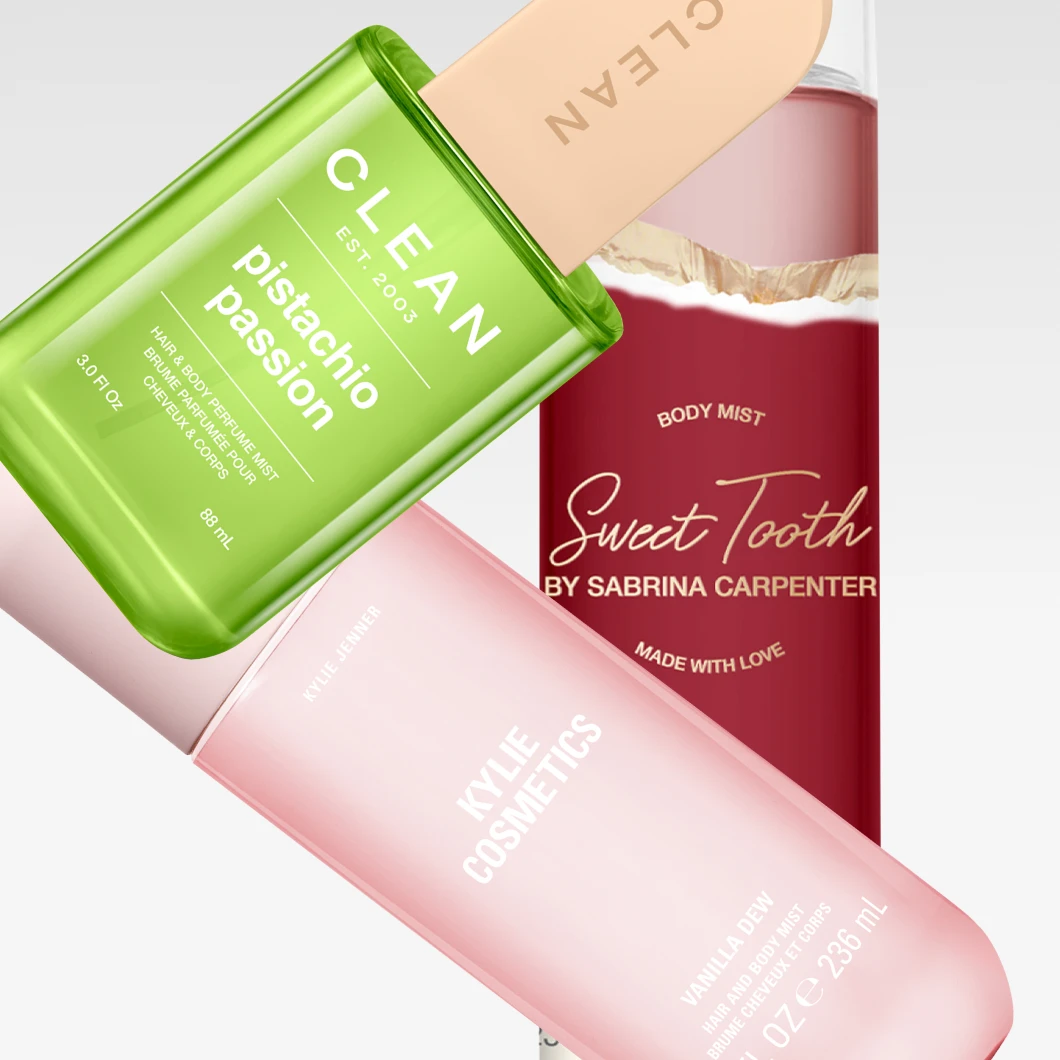 Body mists mot ljus bakgrund från CLEAN, Kylie Cosmetics och Sweet Tooth by Sabrina Carpenter. På förpackningarna syns texterna "CLEAN EST. 2003 pistachio passion", "KYLIE COSMETICS VANILLA DEW Hair and Body Mist" och "BODY MIST Sweet Tooth BY SABRINA CARPENTER MADE WITH LOVE".