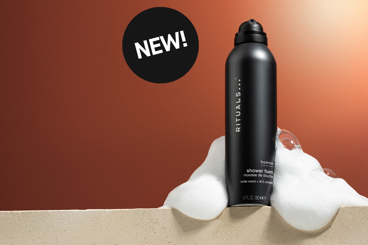 Rituals dusjskum for menn med synlig skum på brun bakgrunn og klistremerke med teksten "NEW!"