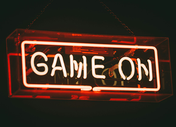 Neonlysskilt med teksten "GAME ON"