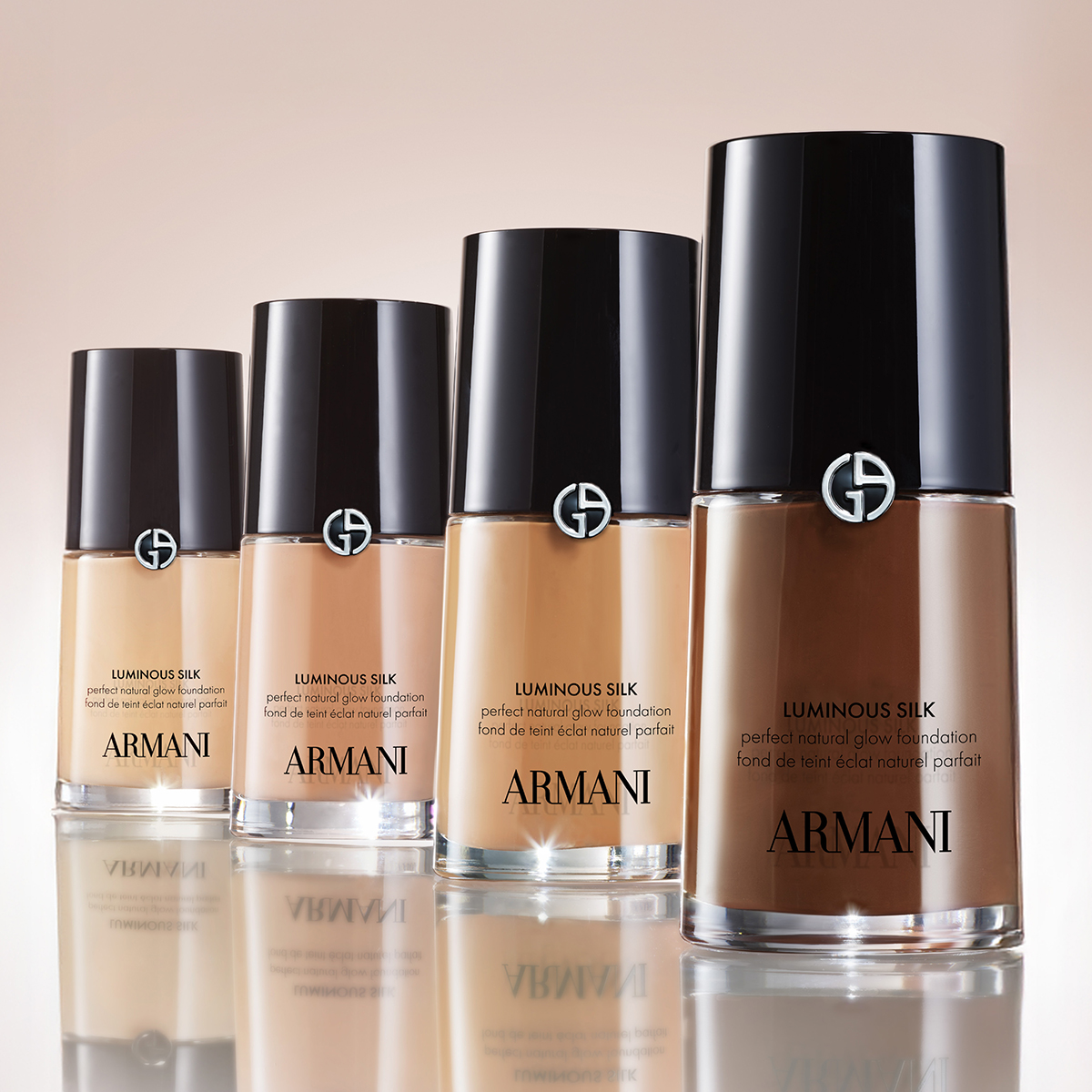 Giorgio Armani Luminous Silk foundation i flera nyanser mot ljus bakgrund.
