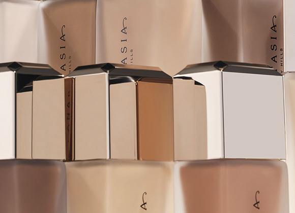 Anastasia Beverly Hills foundationflasker i forskjellige nyanser.