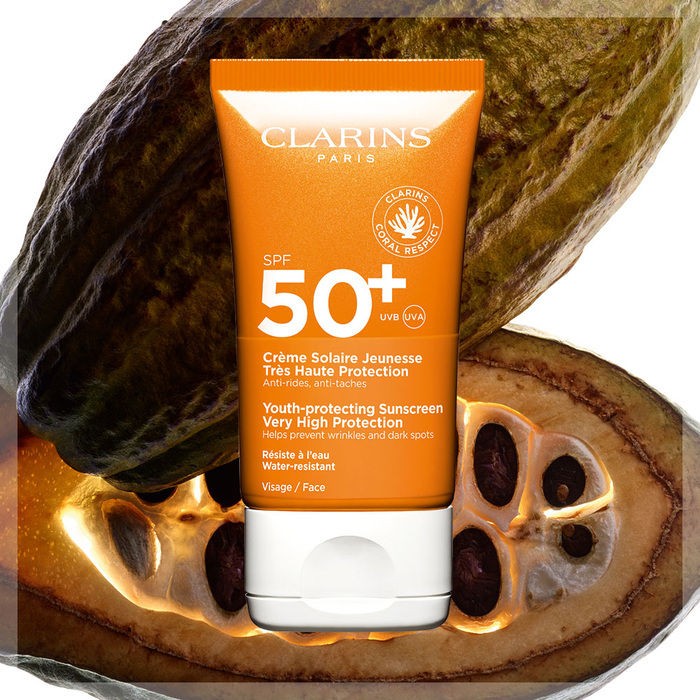 Clarins solkrem SPF 50+ foran kakaofrukter.