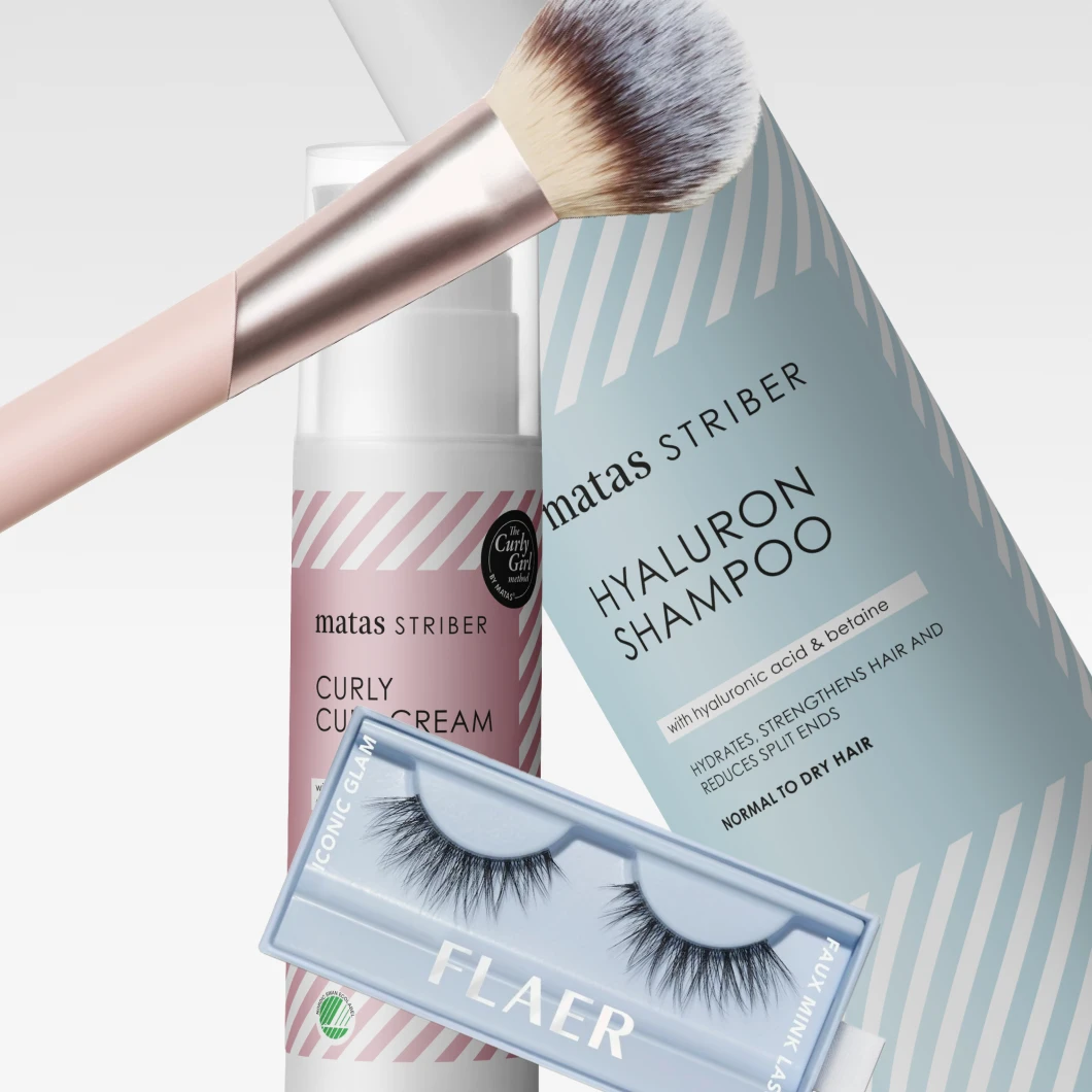Matas Striber -hiustenhoitotuotteet Hyaluron Shampoo ja Curly Curl Cream sekä vaaleanpunainen meikkisivellin ja FLAER Iconic Glam Faux Mink Lashes.